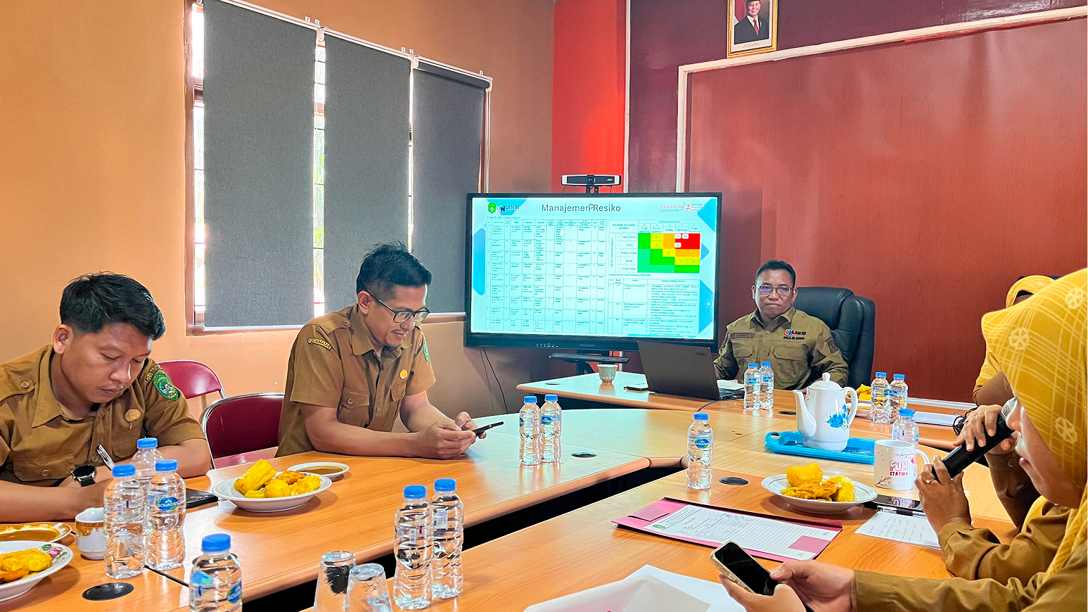 RAPAT TIM KERJA “BERSERI”: SINERGI WUJUDKAN KECAMATAN MUARA JAWA YANG BERSIH, RAPI, SEHAT, DAN INDAH 2 Muara Jawa, Senin 13 Oktober 2025 – Dalam rangka melaksanakan Aksi Perubahan pada kegiatan Pelatihan Kepemimpinan Administrator (PKA) Angkatan III Tahun 2025 Pusjar-SKPP LAN RI Samarinda, Sekretaris Camat Muara Jawa, Bapak Edy Kasianto, S.Pd., memimpin kegiatan Rapat Tim Kerja Program “BERSERI” (Bersih, Rapi, Sehat, dan Indah).