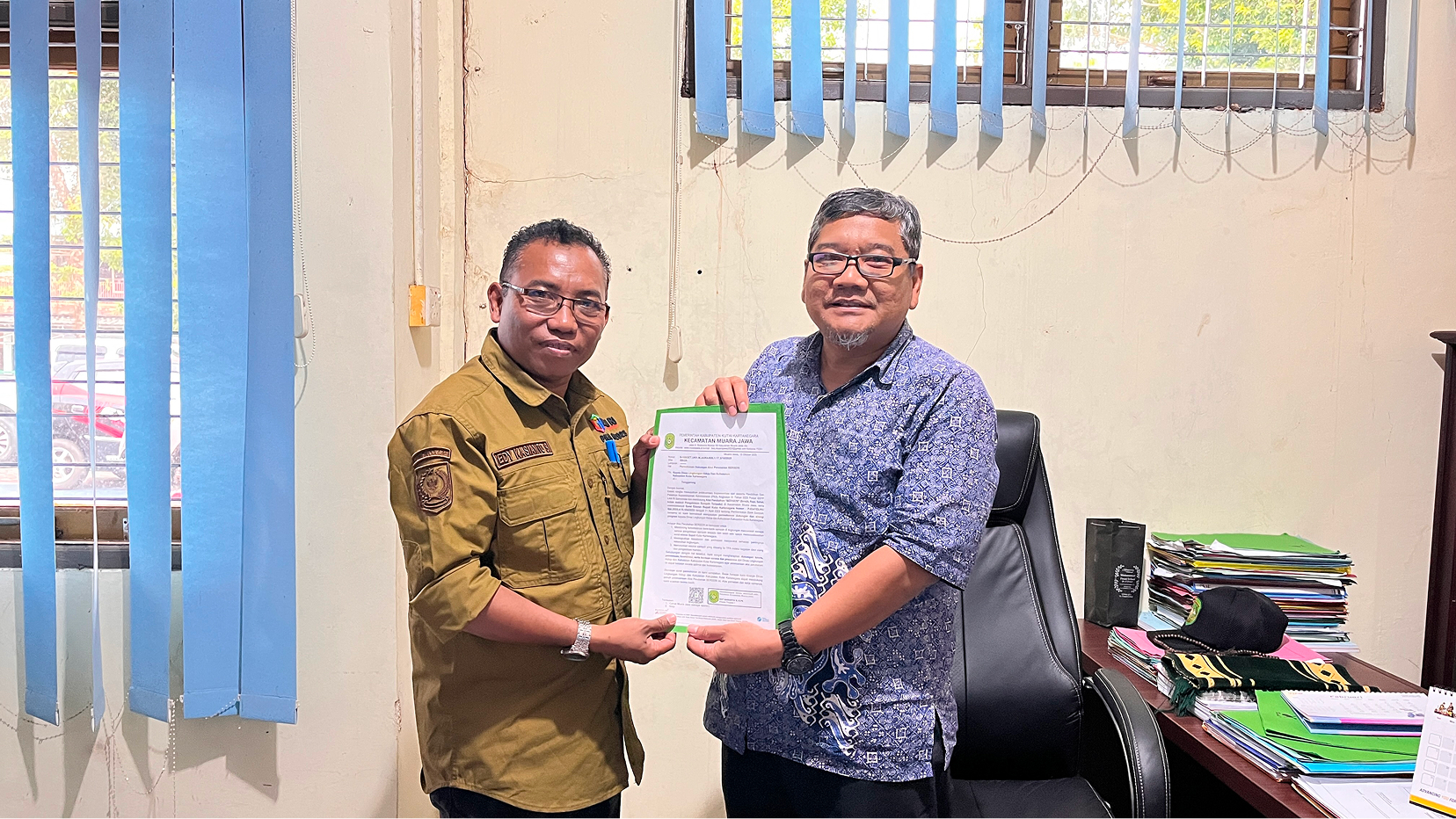 DINAS LINGKUNGAN HIDUP DAN KEHUTANAN (DLHK) KUKAR SIAP DUKUNG AKSI PERUBAHAN “BERSERI” YANG DIINISIASI SEKCAM MUARA JAWA UNTUK MEWUJUDKAN WILAYAH YANG BERSIH, RAPI, SEHAT, DAN INDAH 1 Muara Jawa, Kamis 16 Oktober 2025 – Dalam upaya memperkuat pelaksanaan Aksi Perubahan “BERSERI” (Bersih, Rapi, Sehat, dan Indah) yang digagas oleh Sekretaris Camat Muara Jawa, Bapak Edy Kasianto, S.Pd., peserta Pelatihan Kepemimpinan Administrator (PKA) Angkatan III Tahun 2025 Pusjar-SKPP LAN RI Samarinda, dilakukan kegiatan koordinasi dan audiensi bersama Dinas Lingkungan Hidup dan Kehutanan (DLHK) Kabupaten Kutai Kartanegara, yang diterima langsung oleh Kepala Bidang Pengelolaan Sampah dan Limbah B3, Bapak Irawan, ST., M.Si.