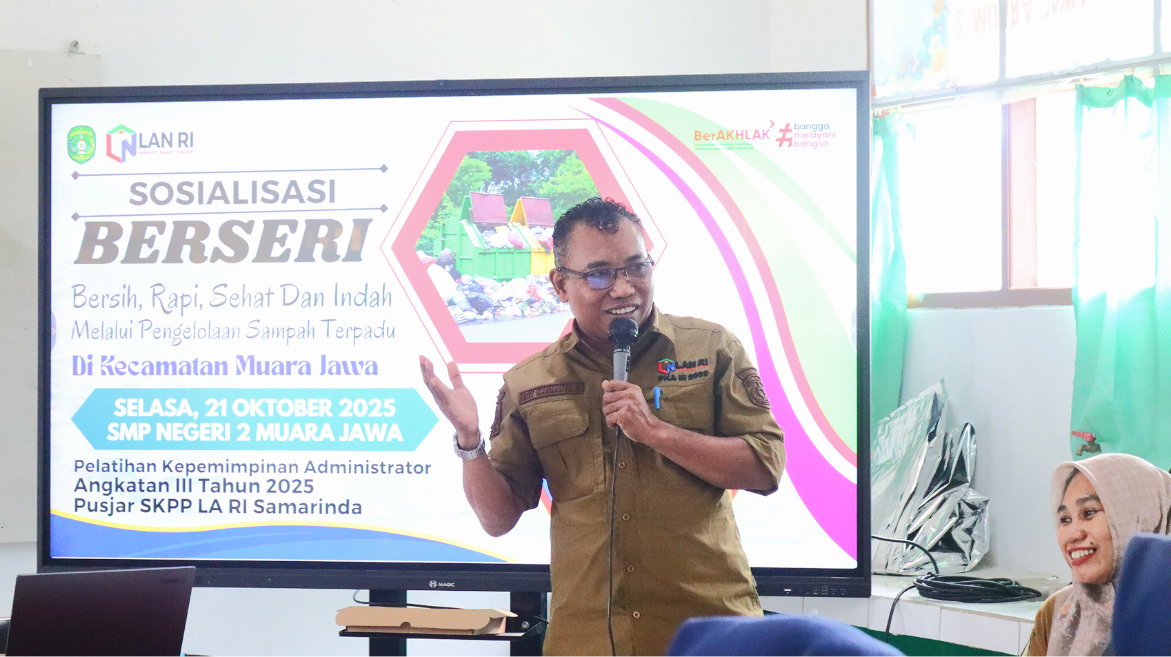 Muara Jawa, Selasa 21 Oktober 2025 – Dalam rangka pelaksanaan Aksi Perubahan yang diangkat dalam Pelatihan Kepemimpinan Administrator (PKA) Angkatan III Tahun 2025 Pusjar-SKPP LAN RI Samarinda, Sekretaris Camat Muara Jawa, Bapak Edy Kasianto, S.Pd., bersama tim kerja melaksanakan Sosialisasi Program “BERSERI” (Bersih, Rapi, Sehat, dan Indah) di Sekolah Menengah Pertama Negeri (SMPN) 2 Muara Jawa, Selasa (21/10/2025).