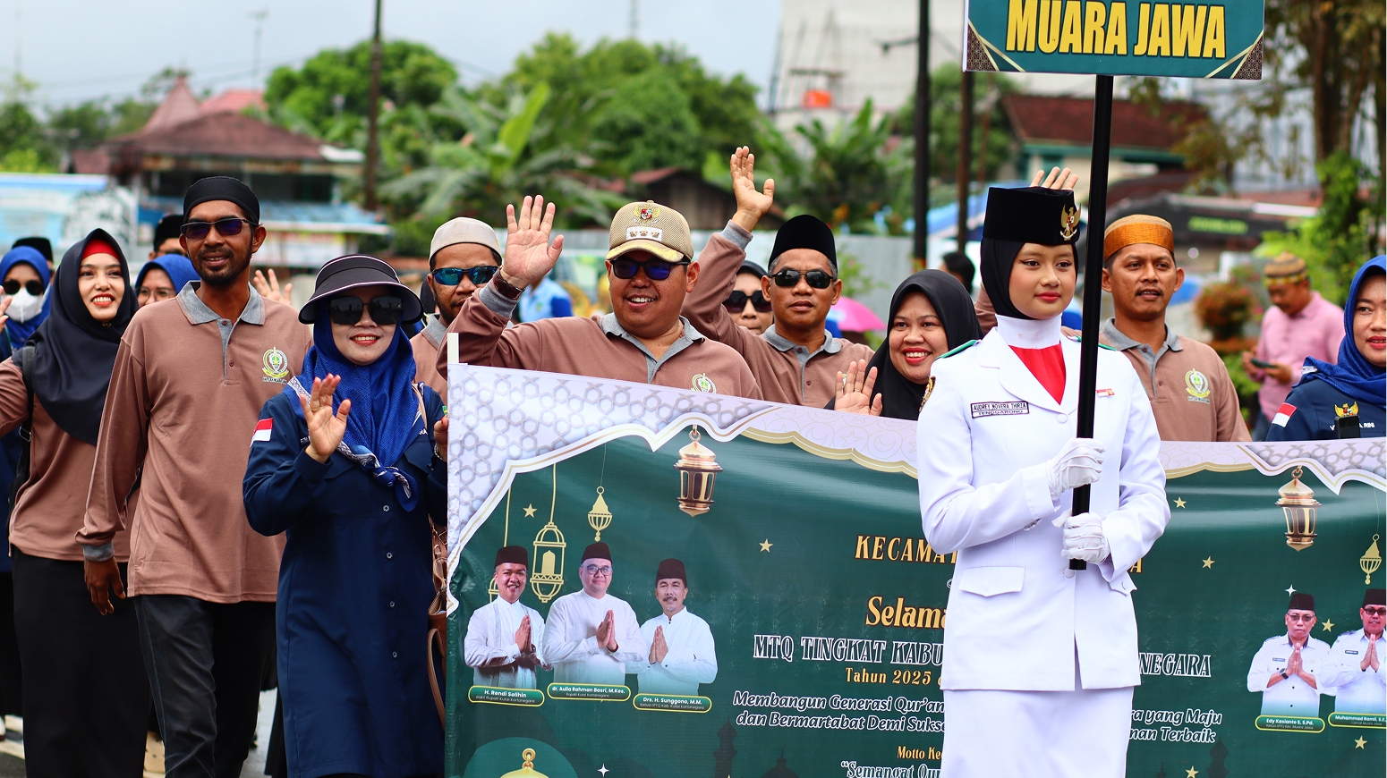 PAWAI TAARUF MTQ KE-XLVI TINGKAT KABUPATEN KUTAI KARTANEGARA: LANGKAH AWAL MEMBANGUN SPIRIT QUR’ANI DALAM MEWUJUDKAN KUKAR IDAMAN TERBAIK 2 Tenggarong, Jumat 24 Oktober 2025 – Mengiringi para kafilah dari seluruh penjuru Kabupaten Kutai Kartanegara yang berkumpul dengan penuh sukacita untuk mengikuti Pawai Taaruf, sebagai rangkaian pembuka Musabaqah Tilawatil Qur’an (MTQ) Ke-XLVI Tingkat Kabupaten Kutai Kartanegara.
Dengan langkah penuh semangat, wajah ceria, serta balutan busana muslim yang indah dan sopan, para peserta berjalan menyusuri rute pawai yang telah ditentukan. Mereka datang membawa nama baik kecamatan masing-masing, tetapi lebih dari itu, mereka datang membawa satu tujuan mulia: menyemarakkan syiar Al-Qur’an dan menghidupkan nilai-nilai Islam dalam kehidupan masyarakat.