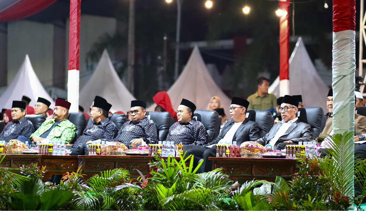PEMBUKAAN MTQ KE-XLVI TINGKAT KABUPATEN KUTAI KARTANEGARA BERLANGSUNG KHIDMAT DAN MERIAH DI KECAMATAN TENGGARONG 1 Tenggarong, Jumat 24 Oktober 2025 — Dengan penuh semangat religius dan suasana yang khidmat, Musabaqah Tilawatil Qur’an (MTQ) ke-XLVI Tingkat Kabupaten Kutai Kartanegara resmi dibuka pada hari Jumat, 24 Oktober 2025, di Kecamatan Tenggarong. Kegiatan akbar tahunan ini akan berlangsung selama sembilan hari, mulai tanggal 23 hingga 31 Oktober 2025, mengusung tema “Membangun Generasi Qur’ani Menuju Kutai Kartanegara yang Maju dan Bermartabat Demi Suksesnya Program Kukar Idaman Terbaik.”
MTQ ke-46 tahun ini menjadi momentum penting bagi masyarakat Kutai Kartanegara dalam memperkuat nilai-nilai keislaman dan membumikan Al-Qur’an di tengah kehidupan masyarakat. Kegiatan ini juga merupakan bentuk nyata dukungan terhadap visi Pemerintah Kabupaten Kutai Kartanegara untuk membangun sumber daya manusia yang religius, berakhlak mulia, serta berdaya saing menuju terwujudnya “Kukar Idaman Terbaik.”
