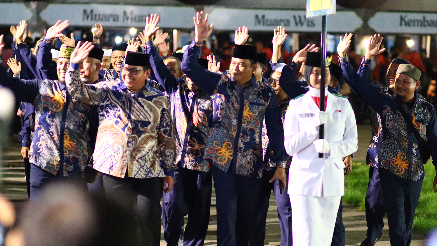 PEMBUKAAN MTQ KE-XLVI TINGKAT KABUPATEN KUTAI KARTANEGARA BERLANGSUNG KHIDMAT DAN MERIAH DI KECAMATAN TENGGARONG 2 Tenggarong, Jumat 24 Oktober 2025 — Dengan penuh semangat religius dan suasana yang khidmat, Musabaqah Tilawatil Qur’an (MTQ) ke-XLVI Tingkat Kabupaten Kutai Kartanegara resmi dibuka pada hari Jumat, 24 Oktober 2025, di Kecamatan Tenggarong. Kegiatan akbar tahunan ini akan berlangsung selama sembilan hari, mulai tanggal 23 hingga 31 Oktober 2025, mengusung tema “Membangun Generasi Qur’ani Menuju Kutai Kartanegara yang Maju dan Bermartabat Demi Suksesnya Program Kukar Idaman Terbaik.”
MTQ ke-46 tahun ini menjadi momentum penting bagi masyarakat Kutai Kartanegara dalam memperkuat nilai-nilai keislaman dan membumikan Al-Qur’an di tengah kehidupan masyarakat. Kegiatan ini juga merupakan bentuk nyata dukungan terhadap visi Pemerintah Kabupaten Kutai Kartanegara untuk membangun sumber daya manusia yang religius, berakhlak mulia, serta berdaya saing menuju terwujudnya “Kukar Idaman Terbaik.”