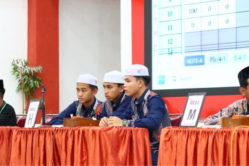 KAFILAH MUARA JAWA SIAP TAMPIL DI HARI PERTAMA MTQ KE-XLVI KABUPATEN KUTAI KARTANEGARA, DUKUNGAN DAN DOA TERUS MENGALIR UNTUK PARA PESERTA 12 Tenggarong, Minggu 26 Oktober 2025 — Perhelatan Musabaqah Tilawatil Qur’an (MTQ) Ke-46 Tingkat Kabupaten Kutai Kartanegara Tahun 2025 resmi dimulai dan menjadi momen penting bagi masyarakat muslim di seluruh wilayah Kukar. Kafilah Kecamatan Muara Jawa menjadi salah satu kontingen yang siap menunjukkan kemampuan terbaiknya pada ajang bergengsi tahunan ini. Sesuai jadwal lomba, para peserta dari Muara Jawa dijadwalkan tampil pada Minggu, 26 Oktober 2025 mulai pukul 08.00 WITA hingga selesai. MTQ kali ini dipusatkan di Kecamatan Tenggarong dan diikuti oleh seluruh kecamatan di Kutai Kartanegara. Pelaksanaan MTQ bukan hanya ajang kompetisi seni baca Al-Qur’an, tetapi juga sarana membangun karakter pemuda yang berakhlak mulia serta memperkuat syiar Islam di tengah masyarakat.