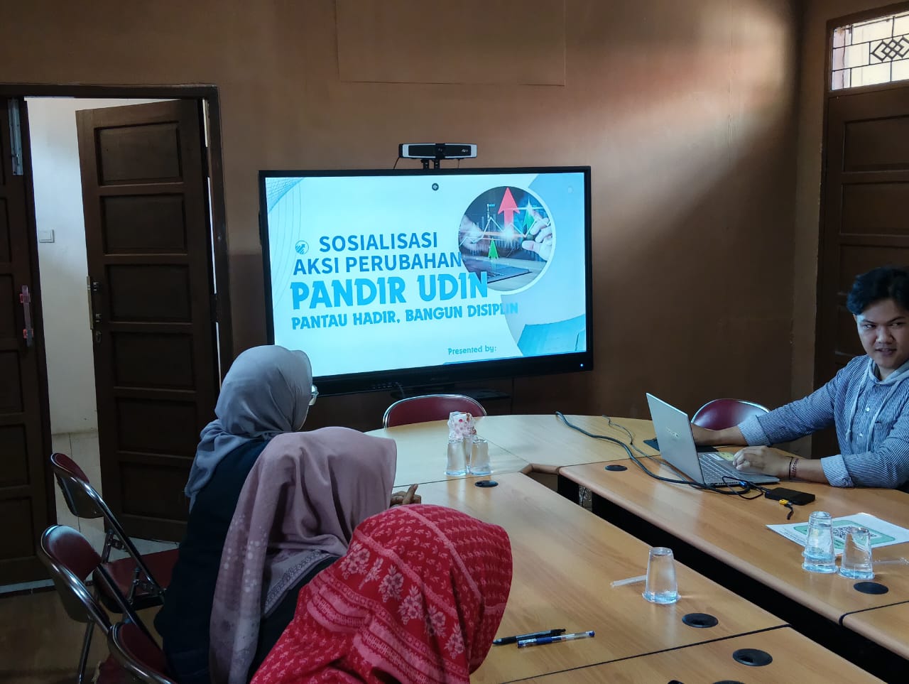 SOSIALISASI SISTEM ABSENSI QR CODE DI KECAMATAN MUARA JAWA: WUJUD AKSI PERUBAHAN “PANTAU HADIR, BANGUN DISIPLIN (PANDIR UDIN)” 2 WhatsApp Image 2025 10 10 at 18.53.00 1