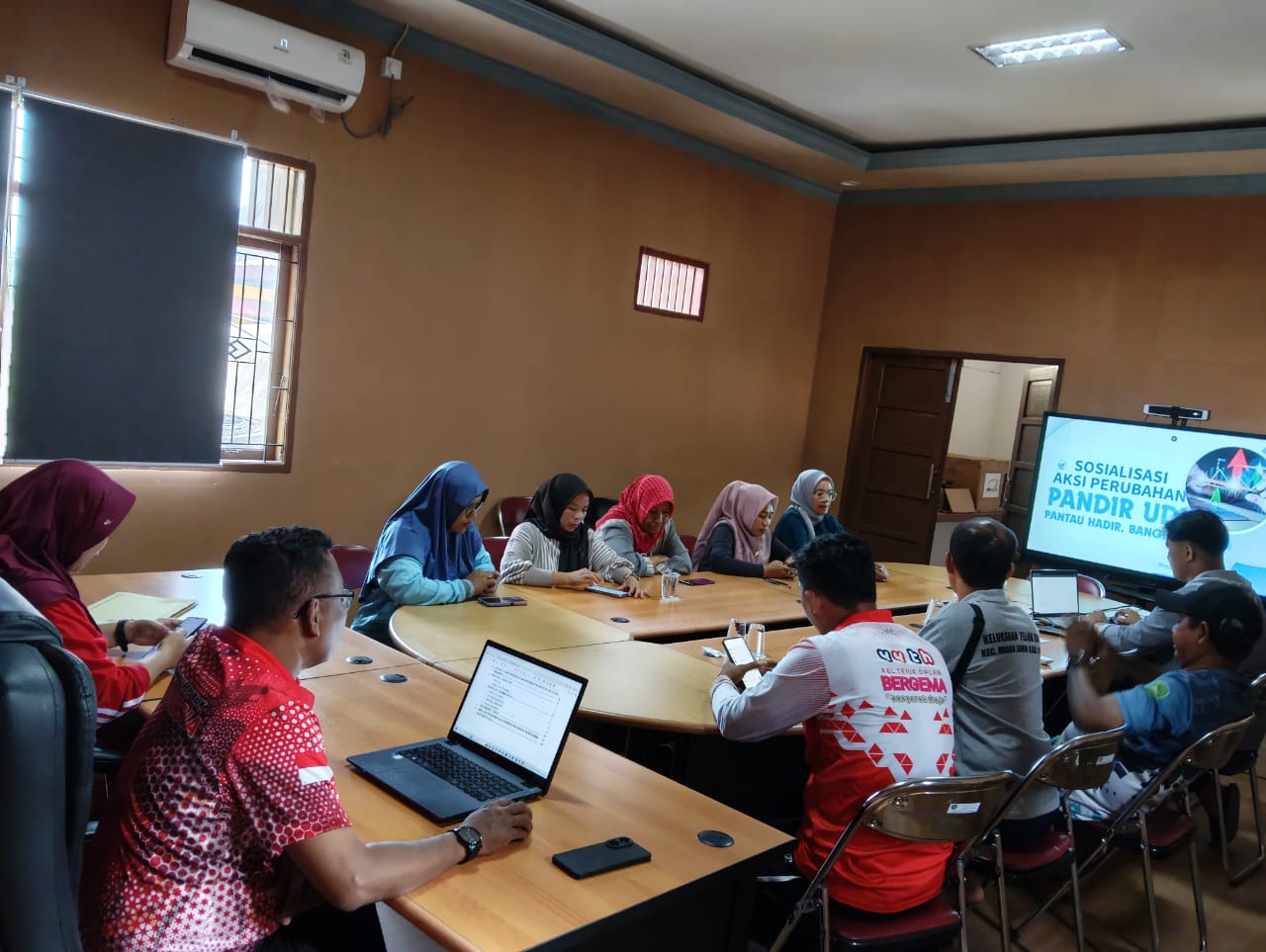 SOSIALISASI SISTEM ABSENSI QR CODE DI KECAMATAN MUARA JAWA: WUJUD AKSI PERUBAHAN “PANTAU HADIR, BANGUN DISIPLIN (PANDIR UDIN)” 4 WhatsApp Image 2025 10 10 at 18.53.00