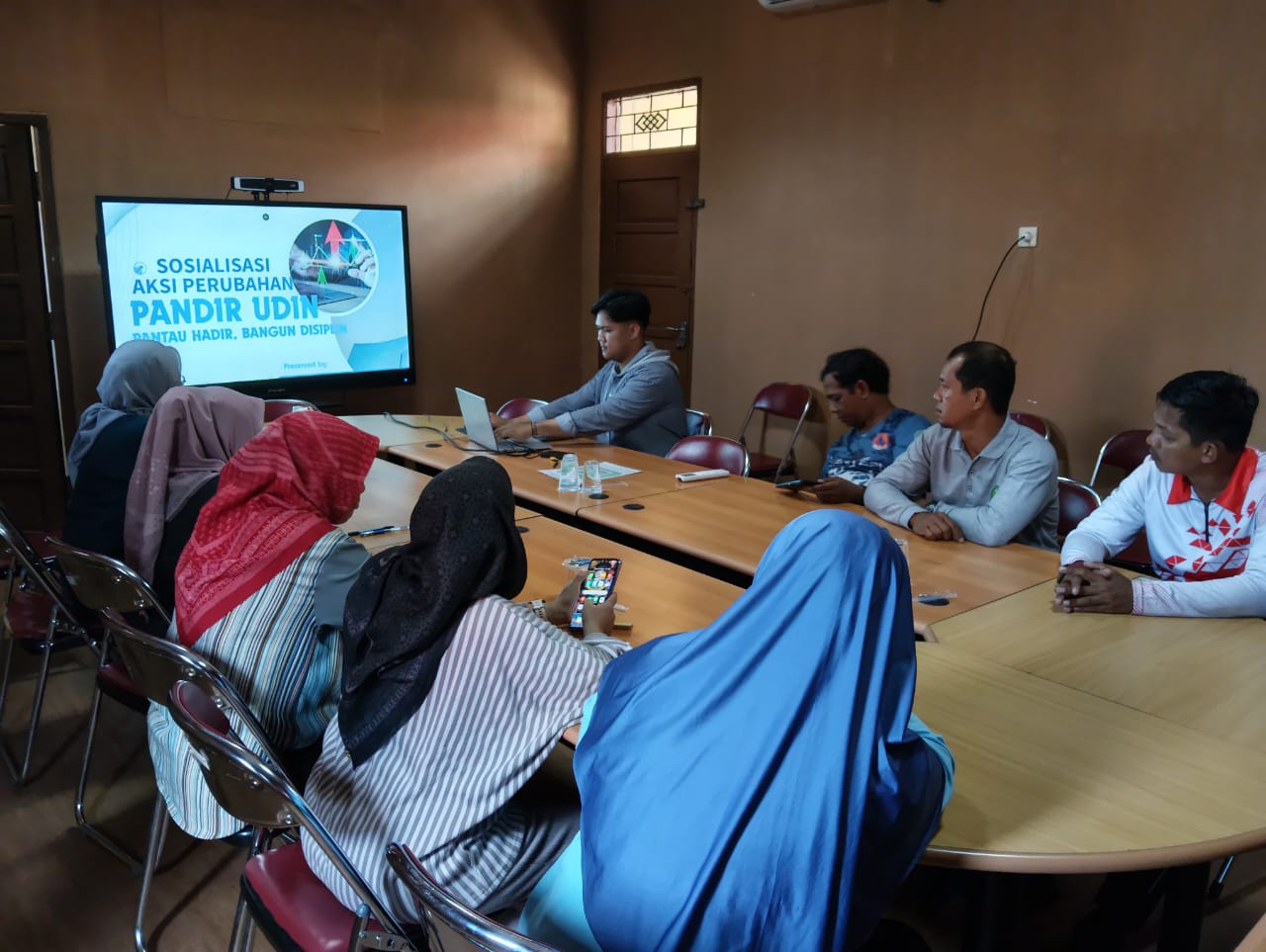 SOSIALISASI SISTEM ABSENSI QR CODE DI KECAMATAN MUARA JAWA: WUJUD AKSI PERUBAHAN “PANTAU HADIR, BANGUN DISIPLIN (PANDIR UDIN)” 5 WhatsApp Image 2025 10 10 at 18.53.01