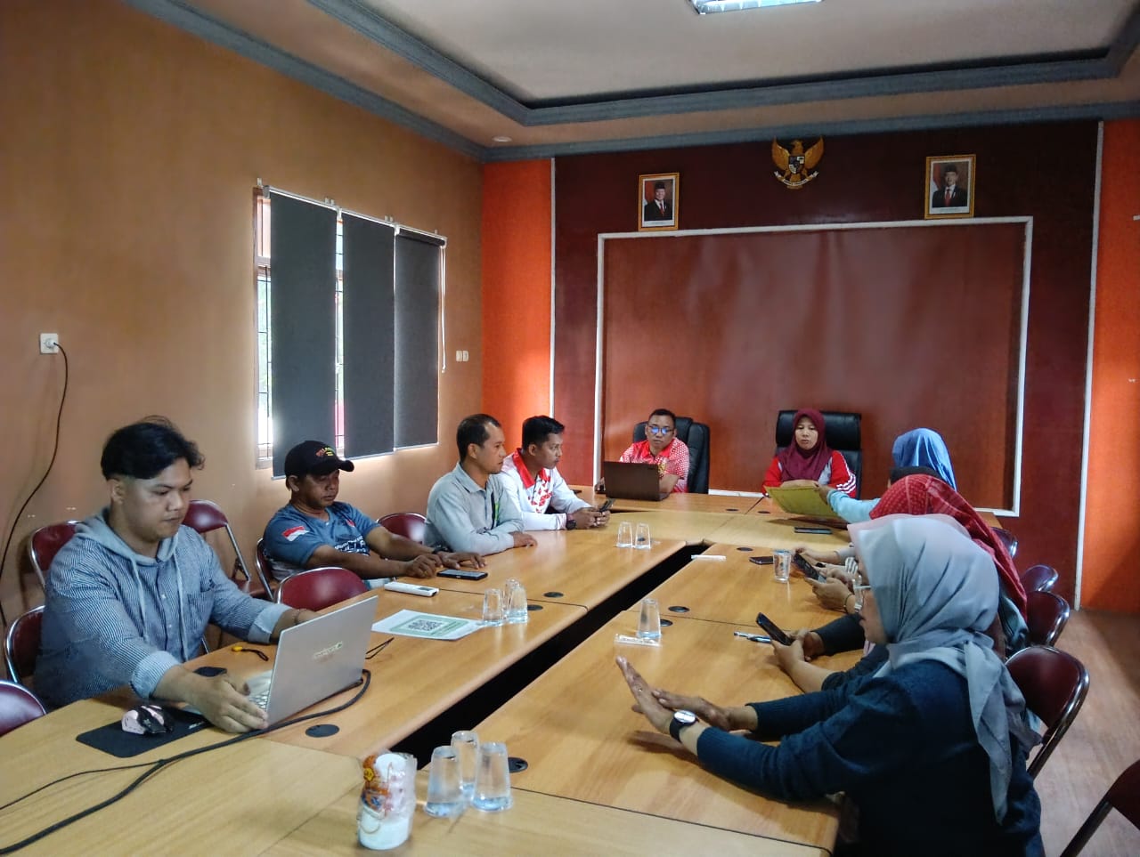 SOSIALISASI SISTEM ABSENSI QR CODE DI KECAMATAN MUARA JAWA: WUJUD AKSI PERUBAHAN “PANTAU HADIR, BANGUN DISIPLIN (PANDIR UDIN)” 1 WhatsApp Image 2025 10 10 at 18.53.02