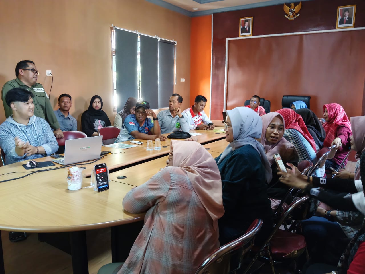 SOSIALISASI SISTEM ABSENSI QR CODE DI KECAMATAN MUARA JAWA: WUJUD AKSI PERUBAHAN “PANTAU HADIR, BANGUN DISIPLIN (PANDIR UDIN)” 6 WhatsApp Image 2025 10 10 at 18.53.03 1