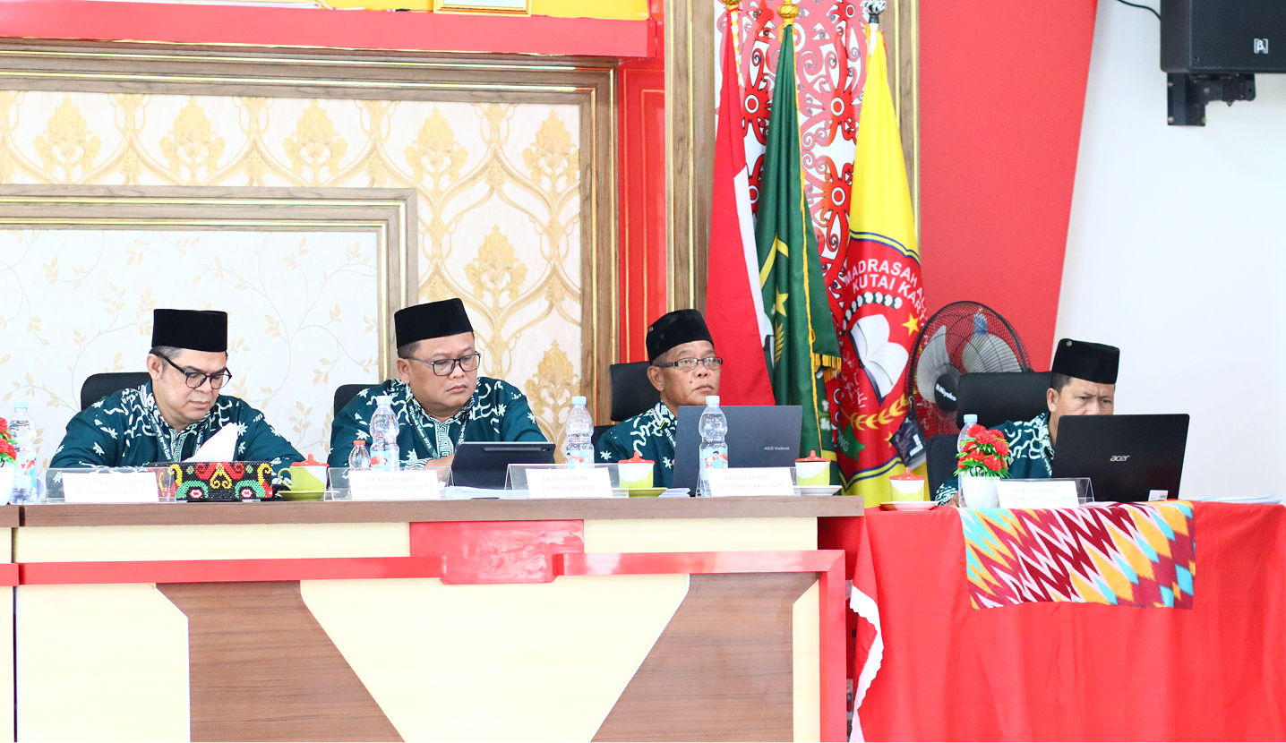 MUARA JAWA LOLOS KE BABAK FINAL DI SEMBILAN CABANG LOMBA PADA HARI KEEMPAT MTQ KE-46 TINGKAT KABUPATEN KUTAI KARTANEGARA 1 Tenggarong, Rabu 29 Oktober 2025 - Kabar gembira datang dari arena pelaksanaan Musabaqah Tilawatil Qur’an (MTQ) Ke-46 Tingkat Kabupaten Kutai Kartanegara Tahun 2025. Hingga hari keempat pelaksanaan, sejumlah peserta dari Kafilah Kecamatan Muara Jawa berhasil menunjukkan prestasi membanggakan dengan menembus babak final di berbagai cabang lomba.
Capaian ini menjadi bukti nyata dari kerja keras, dedikasi, serta kesungguhan para peserta dan pembina dalam mengharumkan nama Kecamatan Muara Jawa di ajang keagamaan paling bergengsi tingkat kabupaten tersebut.