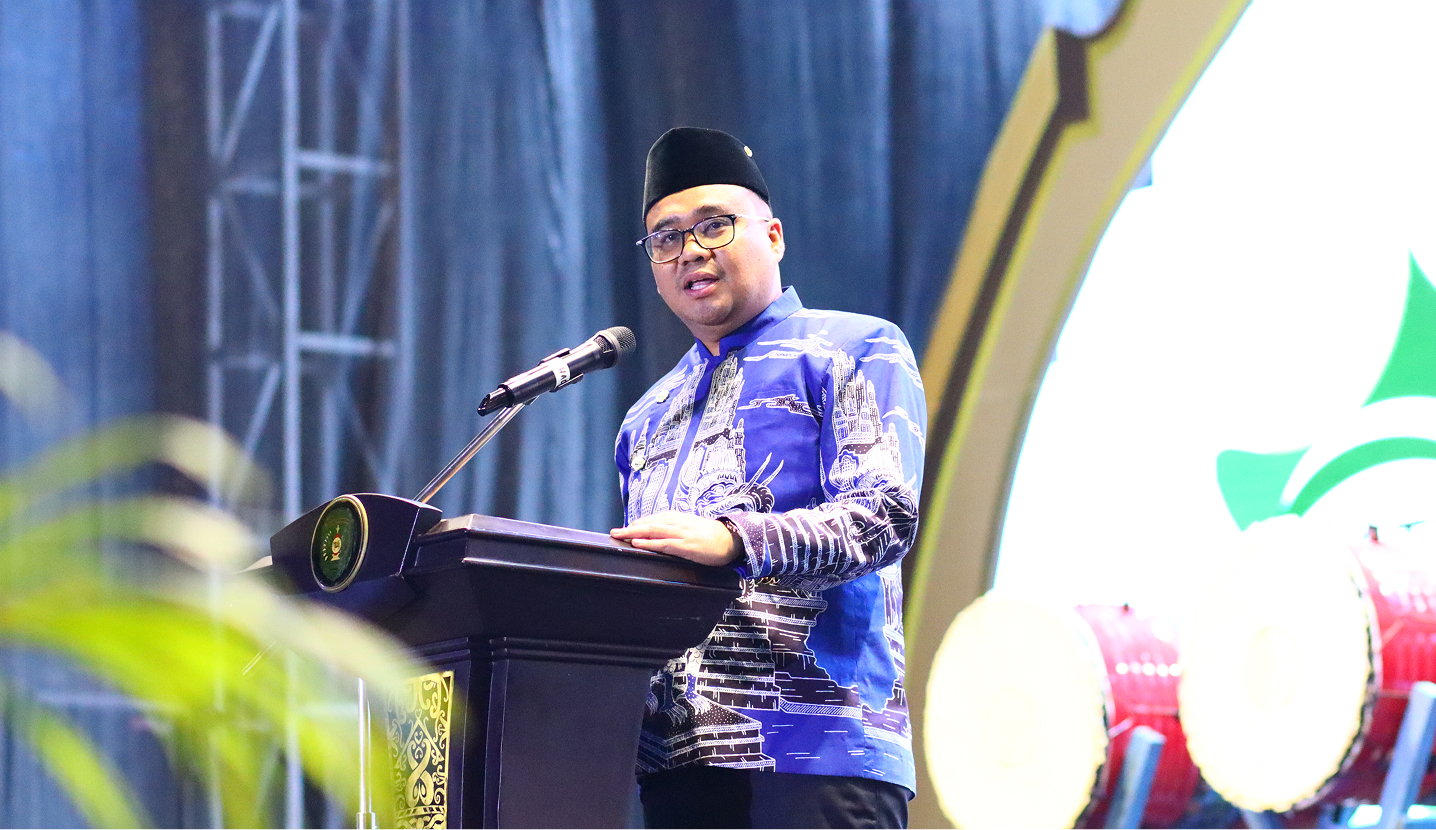 MUARA JAWA RAIH POSISI KEEMPAT MTQ KE-XLVI KABUPATEN KUTAI KARTANEGARA - AJANG PENUTUPAN MERIAH, SEMANGAT QUR’ANI TAK PERNAH PADAM 1 Tenggarong, 30 Oktober 2025 — Gelaran Musabaqah Tilawatil Qur’an (MTQ) Ke-XLVI Tingkat Kabupaten Kutai Kartanegara resmi ditutup dengan penuh khidmat dan kemeriahan di Kecamatan Tenggarong pada Kamis malam (30/10/2025).
Acara penutupan ini menjadi puncak dari seluruh rangkaian kegiatan yang telah berlangsung selama lebih dari sepekan, diikuti oleh seluruh kecamatan se-Kabupaten Kutai Kartanegara.
Kegiatan penutupan dipimpin langsung oleh Bupati Kutai Kartanegara, dr. Aulia Rahman Basri, M.Kes., yang secara resmi menutup MTQ Ke-46 dan menyerahkan Piala Bergilir Juara Umum kepada Kecamatan Tenggarong selaku peraih poin tertinggi pada ajang tahun ini.