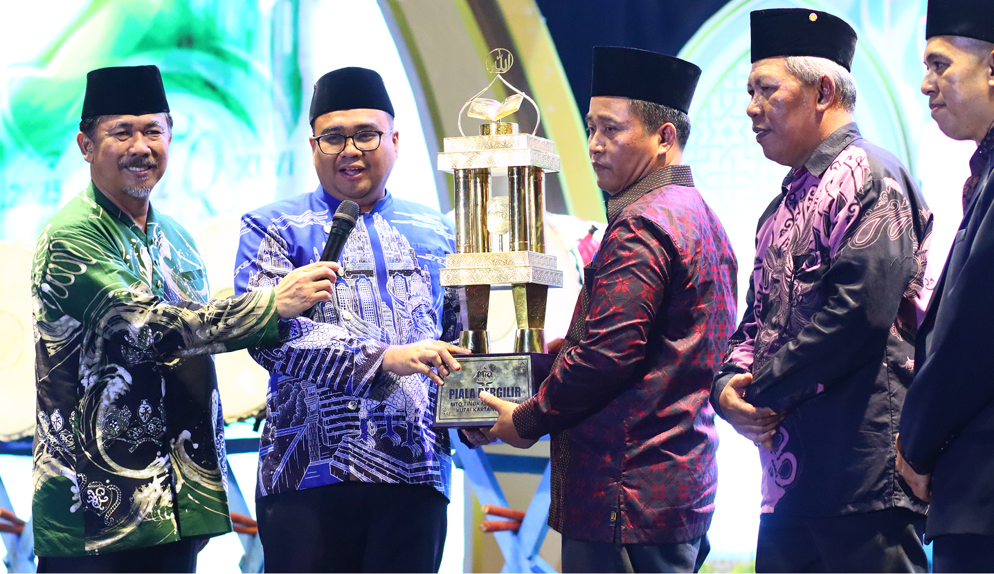 MUARA JAWA RAIH POSISI KEEMPAT MTQ KE-XLVI KABUPATEN KUTAI KARTANEGARA - AJANG PENUTUPAN MERIAH, SEMANGAT QUR’ANI TAK PERNAH PADAM 4 Tenggarong, 30 Oktober 2025 — Gelaran Musabaqah Tilawatil Qur’an (MTQ) Ke-XLVI Tingkat Kabupaten Kutai Kartanegara resmi ditutup dengan penuh khidmat dan kemeriahan di Kecamatan Tenggarong pada Kamis malam (30/10/2025).
Acara penutupan ini menjadi puncak dari seluruh rangkaian kegiatan yang telah berlangsung selama lebih dari sepekan, diikuti oleh seluruh kecamatan se-Kabupaten Kutai Kartanegara.
Kegiatan penutupan dipimpin langsung oleh Bupati Kutai Kartanegara, dr. Aulia Rahman Basri, M.Kes., yang secara resmi menutup MTQ Ke-46 dan menyerahkan Piala Bergilir Juara Umum kepada Kecamatan Tenggarong selaku peraih poin tertinggi pada ajang tahun ini.