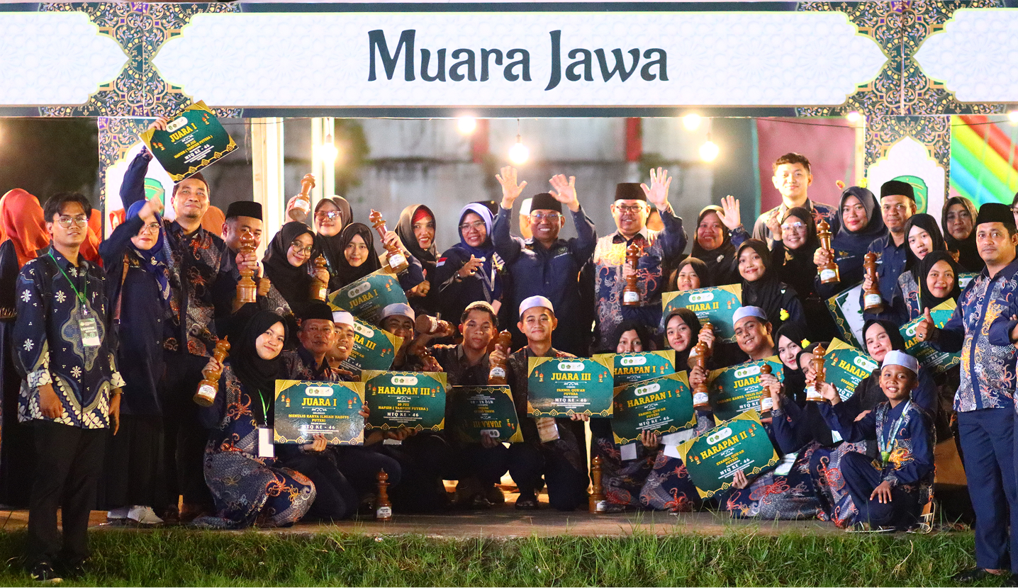 MUARA JAWA RAIH POSISI KEEMPAT MTQ KE-XLVI KABUPATEN KUTAI KARTANEGARA - AJANG PENUTUPAN MERIAH, SEMANGAT QUR’ANI TAK PERNAH PADAM 2 Tenggarong, 30 Oktober 2025 — Gelaran Musabaqah Tilawatil Qur’an (MTQ) Ke-XLVI Tingkat Kabupaten Kutai Kartanegara resmi ditutup dengan penuh khidmat dan kemeriahan di Kecamatan Tenggarong pada Kamis malam (30/10/2025).
Acara penutupan ini menjadi puncak dari seluruh rangkaian kegiatan yang telah berlangsung selama lebih dari sepekan, diikuti oleh seluruh kecamatan se-Kabupaten Kutai Kartanegara.
Kegiatan penutupan dipimpin langsung oleh Bupati Kutai Kartanegara, dr. Aulia Rahman Basri, M.Kes., yang secara resmi menutup MTQ Ke-46 dan menyerahkan Piala Bergilir Juara Umum kepada Kecamatan Tenggarong selaku peraih poin tertinggi pada ajang tahun ini.