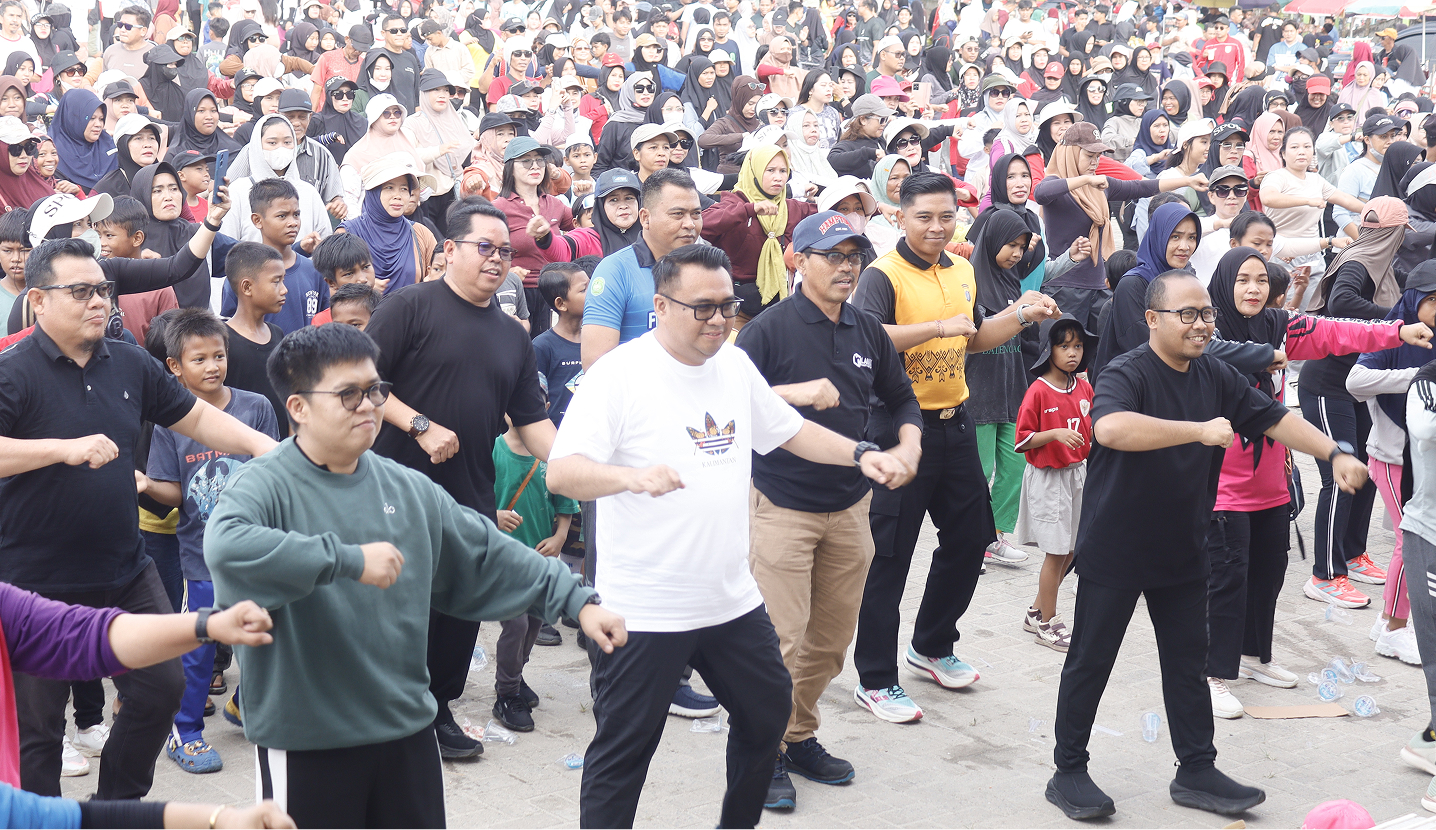 KECAMATAN MUARA JAWA GELAR JALAN SEHAT DALAM RANGKA HUT KORPRI KE-54 TAHUN 2025 DI HADIRI OLEH BUPATI DAN WAKIL BUPATI KUTAI KARTANEGARA 6 MG 1628 1 1