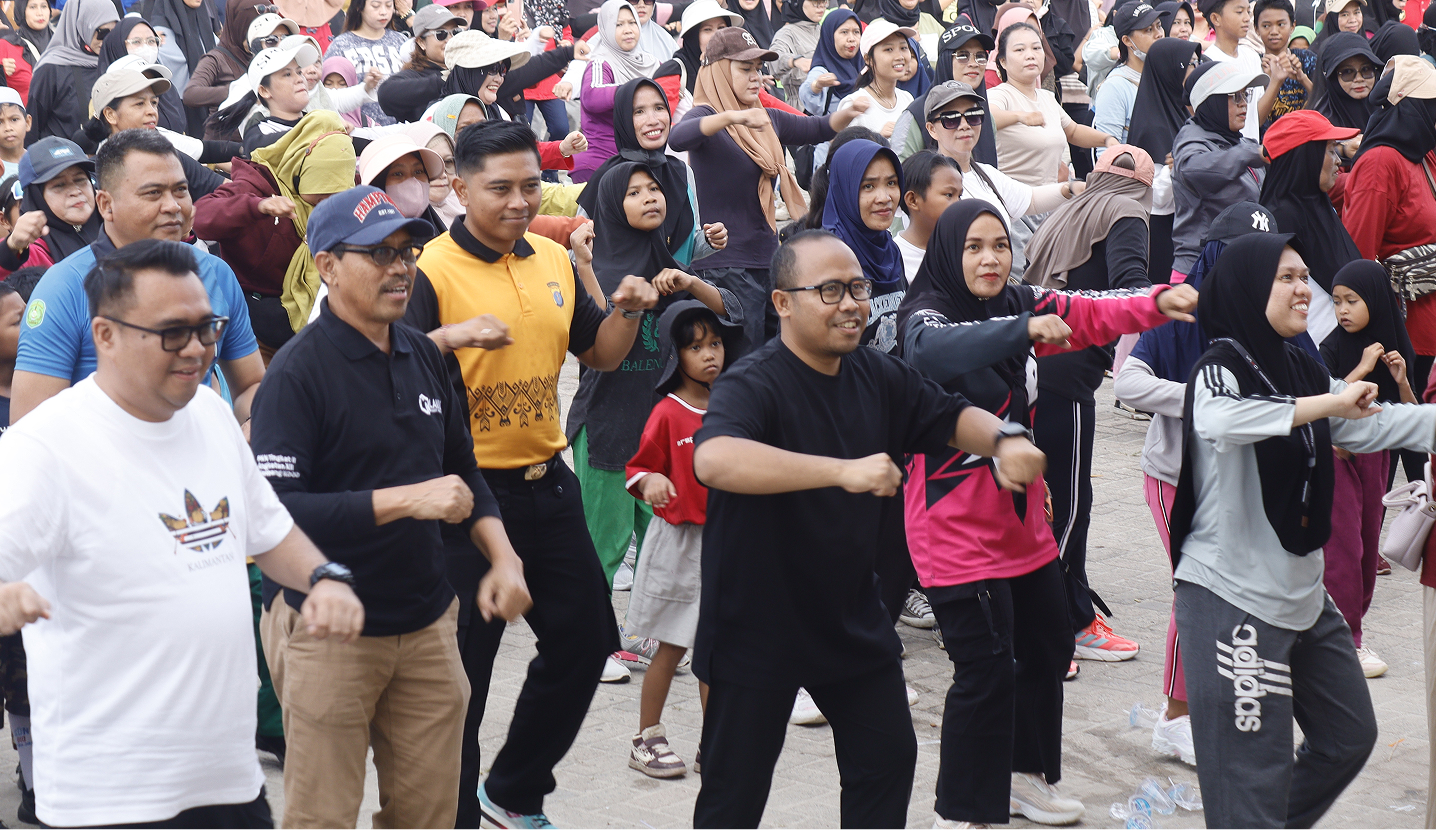 KECAMATAN MUARA JAWA GELAR JALAN SEHAT DALAM RANGKA HUT KORPRI KE-54 TAHUN 2025 DI HADIRI OLEH BUPATI DAN WAKIL BUPATI KUTAI KARTANEGARA 8 MG 1631 1 1