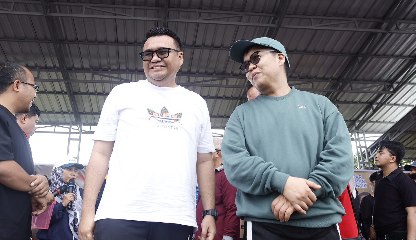 KECAMATAN MUARA JAWA GELAR JALAN SEHAT DALAM RANGKA HUT KORPRI KE-54 TAHUN 2025 DI HADIRI OLEH BUPATI DAN WAKIL BUPATI KUTAI KARTANEGARA 2 Muara Jawa, Sabtu 22 November 2025 - Dalam rangka memperingati Hari Ulang Tahun Korps Pegawai Republik Indonesia (HUT KORPRI) ke-54 Tahun 2025, Pemerintah Kecamatan Muara Jawa menyelenggarakan kegiatan jalan sehat yang berlangsung meriah, tertib, dan penuh semangat kebersamaan. Kegiatan ini menjadi salah satu agenda strategis yang tidak hanya bersifat seremonial, tetapi juga merepresentasikan komitmen pemerintah dalam membangun budaya hidup sehat, mempererat silaturahmi, serta memperkuat soliditas antara aparatur sipil negara (ASN) dan masyarakat.
Acara ini dihadiri langsung oleh Bupati Kutai Kartanegara, Dr. Aulia Rahman Basri, M.Kes., dan Wakil Bupati Kutai Kartanegara, H. Rendi Solihin, yang turut serta mengikuti rangkaian kegiatan bersama masyarakat. Kehadiran unsur pimpinan daerah tersebut menjadi simbol dukungan penuh terhadap penguatan peran KORPRI sebagai wadah pemersatu ASN sekaligus motor penggerak pelayanan publik yang profesional dan berintegritas.