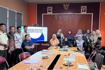 Muara Jawa, Kamis 11 Desember 2025 – Kecamatan Muara Jawa menggelar Rapat Kerja Tim Pembina Posyandu Tahun 2025 sebagai langkah strategis dalam memperkuat koordinasi dan pelaksanaan program Posyandu di seluruh wilayah kecamatan. Rapat yang berlangsung di Ruang Rapat Kantor Camat Muara Jawa ini dihadiri oleh jajaran Tim Pembina Posyandu Kecamatan, termasuk Ketua Tim Penggerak Posyandu Kecamatan, para ketua bidang, serta perwakilan anggota dari masing-masing bidang yang terkait dengan pelaksanaan layanan dasar masyarakat. Rapat dipimpin oleh Ibu Nurhayati selaku Ketua Tim Penggerak Posyandu Kecamatan Muara Jawa. Turut hadir Ibu Akmidatul Muslimah sebagai Bendahara Tim Pembina Posyandu, Ibu Bidan Nurlela selaku Ketua Bidang Kesehatan, Ibu Dina Mariana selaku Ketua Bidang Pekerjaan Umum (PU), serta perwakilan dari bidang-bidang lainnya seperti Pendidikan, Perumahan Rakyat, Ketenteraman dan Ketertiban Umum serta Perlindungan Masyarakat (Trantibumlinmas), dan bidang Sosial. Kehadiran lengkap perwakilan lintas bidang ini menjadi bukti komitmen Kecamatan Muara Jawa untuk memperkuat peran Posyandu dalam mendukung layanan dasar masyarakat secara terintegrasi.