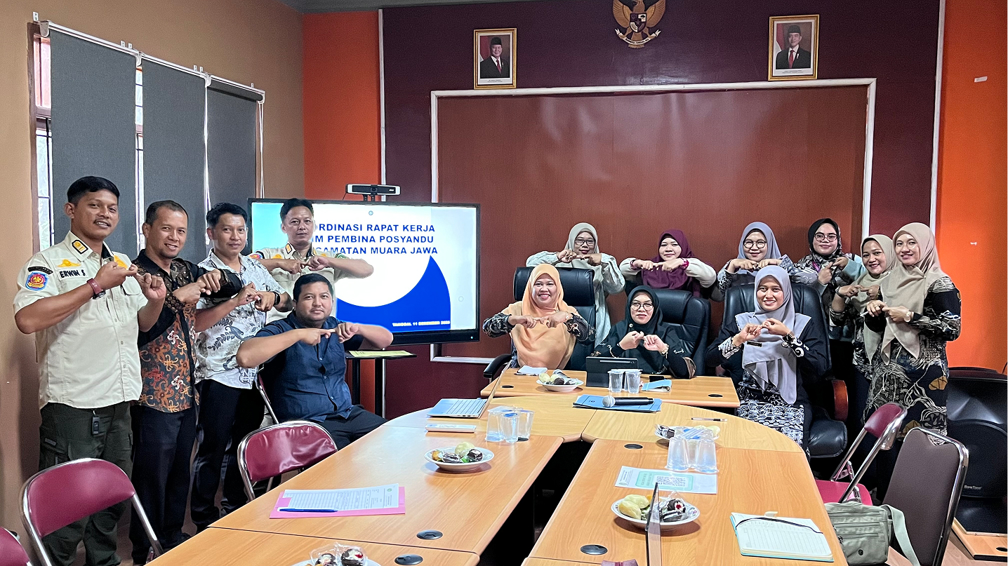 RAPAT KERJA TIM PEMBINA POSYANDU KECAMATAN MUARA JAWA BAHAS PENGUATAN KINERJA LINTAS BIDANG 1 Muara Jawa, Kamis 11 Desember 2025 – Kecamatan Muara Jawa menggelar Rapat Kerja Tim Pembina Posyandu Tahun 2025 sebagai langkah strategis dalam memperkuat koordinasi dan pelaksanaan program Posyandu di seluruh wilayah kecamatan. Rapat yang berlangsung di Ruang Rapat Kantor Camat Muara Jawa ini dihadiri oleh jajaran Tim Pembina Posyandu Kecamatan, termasuk Ketua Tim Penggerak Posyandu Kecamatan, para ketua bidang, serta perwakilan anggota dari masing-masing bidang yang terkait dengan pelaksanaan layanan dasar masyarakat.
Rapat dipimpin oleh Ibu Nurhayati selaku Ketua Tim Penggerak Posyandu Kecamatan Muara Jawa. Turut hadir Ibu Akmidatul Muslimah sebagai Bendahara Tim Pembina Posyandu, Ibu Bidan Nurlela selaku Ketua Bidang Kesehatan, Ibu Dina Mariana selaku Ketua Bidang Pekerjaan Umum (PU), serta perwakilan dari bidang-bidang lainnya seperti Pendidikan, Perumahan Rakyat, Ketenteraman dan Ketertiban Umum serta Perlindungan Masyarakat (Trantibumlinmas), dan bidang Sosial. Kehadiran lengkap perwakilan lintas bidang ini menjadi bukti komitmen Kecamatan Muara Jawa untuk memperkuat peran Posyandu dalam mendukung layanan dasar masyarakat secara terintegrasi.