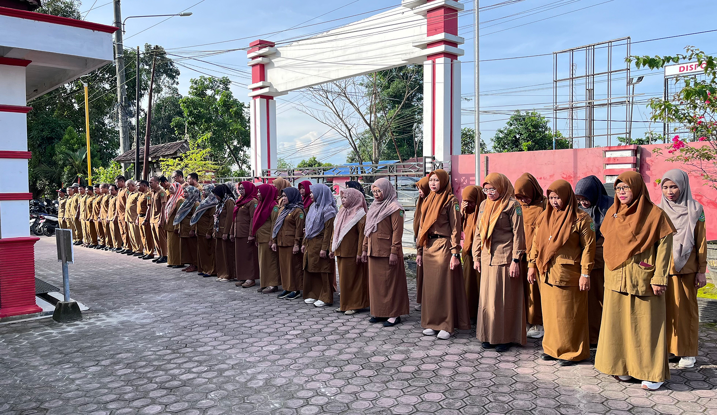 APEL PAGI KECAMATAN MUARA JAWA: MOMENTUM EVALUASI AKHIR TAHUN DAN PENGUATAN KOMITMEN PELAYANAN 1 Muara Jawa, 29 Desember 2025 — Pemerintah Kecamatan Muara Jawa melaksanakan apel pagi rutin yang diikuti oleh seluruh Aparatur Sipil Negara (ASN), staf, dan tenaga pendukung di lingkungan Kecamatan Muara Jawa. Kegiatan apel pagi dilaksanakan di halaman Kantor Kecamatan Muara Jawa dan dipimpin langsung oleh Camat Muara Jawa, Bapak Muhammad Ramli, S.E., M.M. Apel pagi merupakan agenda kedinasan yang memiliki peran strategis dalam menumbuhkan disiplin, memperkuat kebersamaan, serta menyampaikan arahan pimpinan kepada seluruh jajaran.
Apel pagi tidak hanya menjadi rutinitas formal, tetapi juga sarana pembinaan mental dan sikap kerja ASN. Kehadiran seluruh pegawai mencerminkan komitmen bersama dalam menjaga kedisiplinan serta kesiapan menjalankan tugas pemerintahan dan pelayanan publik.