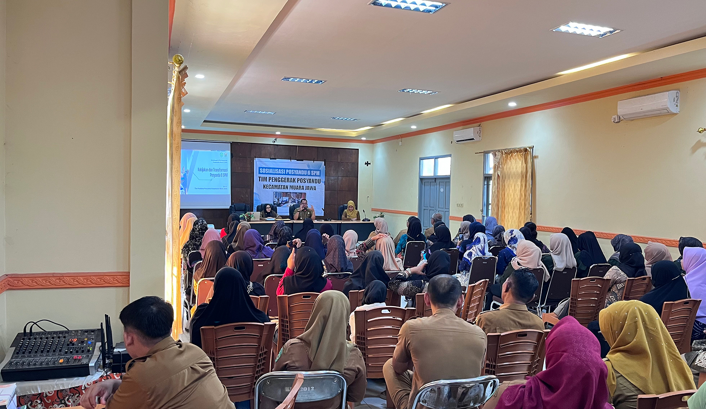 TIM PENGGERAK POSYANDU KECAMATAN MUARA JAWA LAKSANAKAN SOSIALISASI POSYANDU 6 SPM 1 Muara Jawa, Senin 29 Desember 2025 – Tim Penggerak Posyandu Kecamatan Muara Jawa melaksanakan kegiatan Sosialisasi Posyandu 6 Standar Pelayanan Minimal (SPM) sebagai upaya meningkatkan pemahaman dan penguatan peran Posyandu dalam mendukung pelayanan dasar masyarakat. Kegiatan sosialisasi ini diikuti oleh pengurus Posyandu, kader, serta perwakilan lintas bidang yang berkaitan langsung dengan pelaksanaan pelayanan dasar di wilayah Kecamatan Muara Jawa.
Sosialisasi ini bertujuan untuk memberikan pemahaman yang komprehensif mengenai transformasi peran Posyandu yang saat ini tidak hanya berfokus pada pelayanan kesehatan ibu dan anak, tetapi juga mencakup enam bidang Standar Pelayanan Minimal (SPM), yaitu Bidang Kesehatan, Pendidikan, Pekerjaan Umum (PU), Perumahan Rakyat, Sosial, serta Ketenteraman, Ketertiban Umum, dan Perlindungan Masyarakat (Trantibumlinmas). Melalui kegiatan ini, diharapkan seluruh pihak yang terlibat dapat memahami tugas, fungsi, serta peran masing-masing dalam mendukung pelaksanaan Posyandu secara terpadu.
