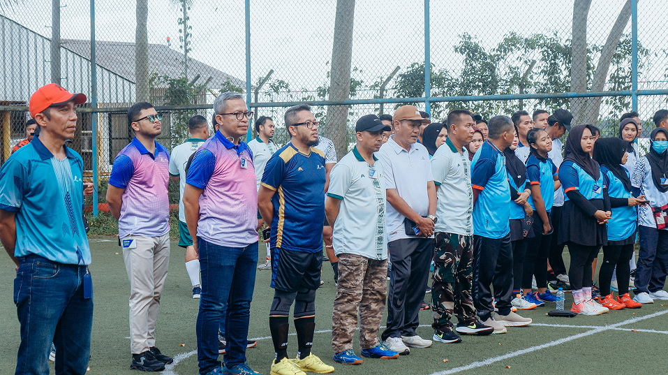 OLAHRAGA PERSAHABATAN PERERAT SINERGI PERTAMINA HULU MAHAKAM DAN PEMERINTAH KECAMATAN MUARA JAWA 1 Muara Jawa, Minggu 14 Desember 2025 — Pemerintah Kecamatan Muara Jawa bersama unsur Musyawarah Pimpinan Kecamatan (Muspika) mengikuti kegiatan Olahraga Persahabatan yang diselenggarakan oleh Pertamina Hulu Mahakam (PHM). Kegiatan ini berlangsung di Lapangan Olahraga Site HCA Pertamina Hulu Mahakam dan menjadi momentum penting dalam mempererat silaturahmi serta memperkuat sinergi antara pemerintah daerah dan pihak perusahaan.
Kegiatan ini diikuti oleh jajaran Muspika, perwakilan pemerintah kelurahan se-Kecamatan Muara Jawa, serta Perwira Pertamina Hulu Mahakam. Olahraga persahabatan tersebut tidak hanya menjadi sarana menjaga kebugaran jasmani, tetapi juga sebagai media membangun komunikasi dan kebersamaan lintas sektor dalam suasana yang santai dan penuh keakraban.