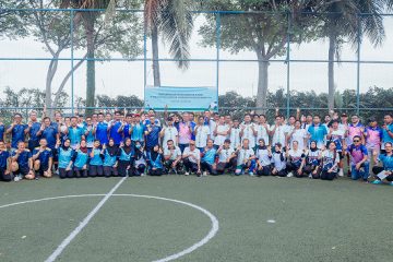 Muara Jawa, Minggu 14 Desember 2025 — Pemerintah Kecamatan Muara Jawa bersama unsur Musyawarah Pimpinan Kecamatan (Muspika) mengikuti kegiatan Olahraga Persahabatan yang diselenggarakan oleh Pertamina Hulu Mahakam (PHM). Kegiatan ini berlangsung di Lapangan Olahraga Site HCA Pertamina Hulu Mahakam dan menjadi momentum penting dalam mempererat silaturahmi serta memperkuat sinergi antara pemerintah daerah dan pihak perusahaan. Kegiatan ini diikuti oleh jajaran Muspika, perwakilan pemerintah kelurahan se-Kecamatan Muara Jawa, serta Perwira Pertamina Hulu Mahakam. Olahraga persahabatan tersebut tidak hanya menjadi sarana menjaga kebugaran jasmani, tetapi juga sebagai media membangun komunikasi dan kebersamaan lintas sektor dalam suasana yang santai dan penuh keakraban.