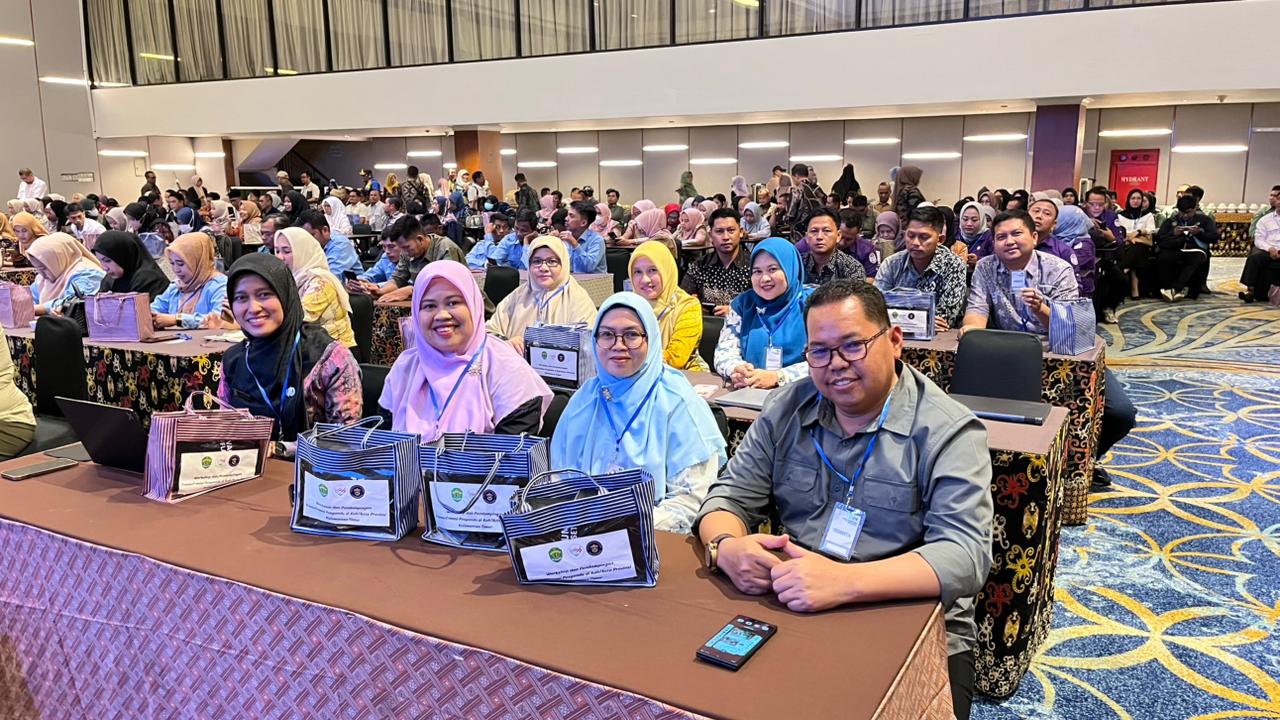 KECAMATAN MUARA JAWA MENGIKUTI KEGIATAN WORKSHOP TRANSFORMASI PERAN POSYANDU KABUPATEN KUTAI KARTANEGARA TAHUN 2025 1 Samarinda, Rabu 3 Desember 2025 - Kecamatan Muara Jawa menjadi salah satu peserta aktif dalam Workshop Transformasi Peran Posyandu yang diselenggarakan oleh Dinas Pemberdayaan Masyarakat dan Pemerintahan Desa (DPMPD) Kabupaten Kutai Kartanegara. Kegiatan yang digelar pada 3–4 Desember 2025 di Hotel Swiss-Belhotel Samarinda ini diikuti oleh Tim Pembina Posyandu tingkat Kabupaten, Kecamatan, Desa/Kelurahan dari seluruh wilayah Kutai Kartanegara, termasuk perwakilan dari Kecamatan Muara Jawa.
Workshop ini merupakan langkah strategis untuk memperkuat pelaksanaan Transformasi Posyandu pada 6 Bidang Standar Pelayanan Minimal (SPM). Adapun keenam bidang tersebut meliputi: Kesehatan, Pendidikan, Pekerjaan Umum (PU), Perumahan Rakyat, Sosial, serta Ketenteraman, Ketertiban Umum, dan Perlindungan Masyarakat (Trantibumlinmas). Transformasi ini mendorong Posyandu menjadi pusat layanan terpadu yang tidak hanya berfokus pada kesehatan ibu dan anak, tetapi juga pelayanan dasar lintas sektor yang menyentuh seluruh lapisan masyarakat.