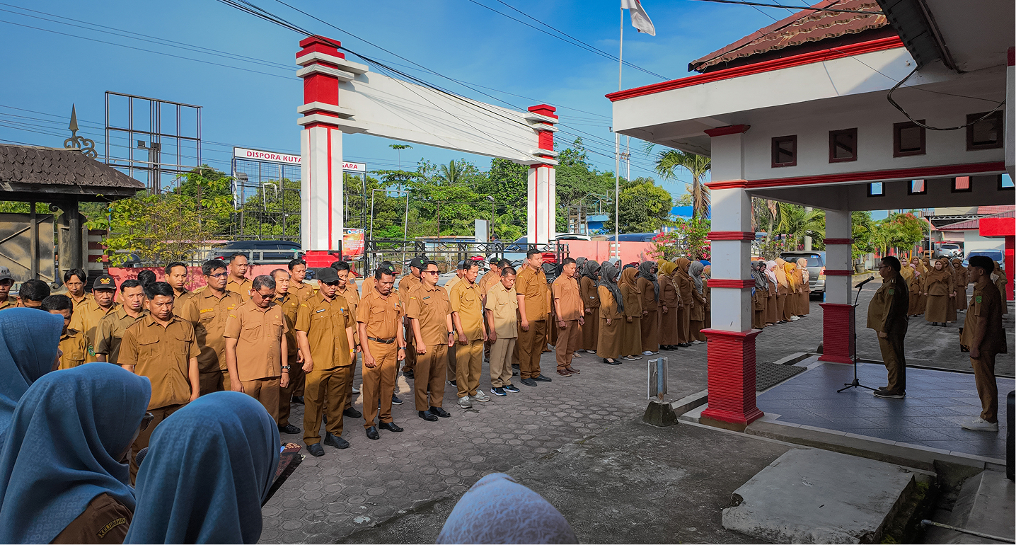 APEL SENIN DI KECAMATAN MUARA JAWA TEKANKAN PENGUATAN PERENCANAAN PEMBANGUNAN DAN KESIAPAN ADMINISTRASI KEUANGAN 2 Muara Jawa, Senin 19 Januari 2026 — Pemerintah Kecamatan Muara Jawa kembali melaksanakan Apel Pagi Senin yang diikuti oleh seluruh Aparatur Sipil Negara (ASN), Pegawai Pemerintah dengan Perjanjian Kerja (PPPK), serta pegawai non-ASN di lingkungan Pemerintah Kecamatan Muara Jawa. Apel yang berlangsung di halaman Kantor Kecamatan Muara Jawa ini berjalan dengan tertib dan khidmat serta menjadi momentum penting dalam penyampaian arahan pimpinan terkait agenda strategis pemerintahan dan pembangunan.
Pada apel pagi kali ini, yang bertindak sebagai Pembina Apel adalah Camat Muara Jawa, Muhammad Ramli, S.E., M.M. Dalam sambutannya, Camat Muara Jawa menyampaikan sejumlah penekanan penting, khususnya terkait pelaksanaan Musyawarah Perencanaan Pembangunan (Musrenbang) di tingkat kelurahan serta kesiapan aparatur dalam menghadapi pendampingan review utang bersama Inspektorat Kabupaten Kutai Kartanegara.