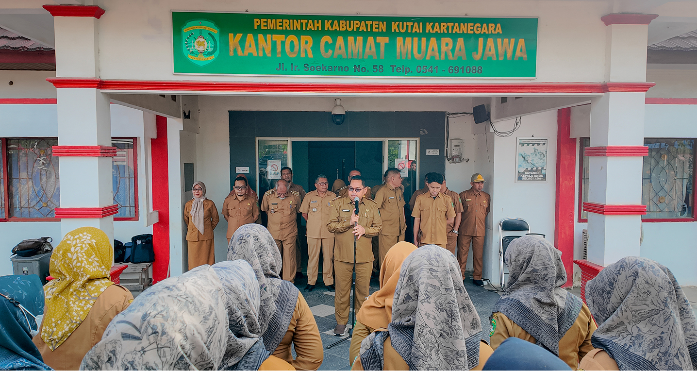 APEL SENIN DI KECAMATAN MUARA JAWA TEKANKAN PENGUATAN PERENCANAAN PEMBANGUNAN DAN KESIAPAN ADMINISTRASI KEUANGAN 1 Muara Jawa, Senin 19 Januari 2026 — Pemerintah Kecamatan Muara Jawa kembali melaksanakan Apel Pagi Senin yang diikuti oleh seluruh Aparatur Sipil Negara (ASN), Pegawai Pemerintah dengan Perjanjian Kerja (PPPK), serta pegawai non-ASN di lingkungan Pemerintah Kecamatan Muara Jawa. Apel yang berlangsung di halaman Kantor Kecamatan Muara Jawa ini berjalan dengan tertib dan khidmat serta menjadi momentum penting dalam penyampaian arahan pimpinan terkait agenda strategis pemerintahan dan pembangunan.
Pada apel pagi kali ini, yang bertindak sebagai Pembina Apel adalah Camat Muara Jawa, Muhammad Ramli, S.E., M.M. Dalam sambutannya, Camat Muara Jawa menyampaikan sejumlah penekanan penting, khususnya terkait pelaksanaan Musyawarah Perencanaan Pembangunan (Musrenbang) di tingkat kelurahan serta kesiapan aparatur dalam menghadapi pendampingan review utang bersama Inspektorat Kabupaten Kutai Kartanegara.