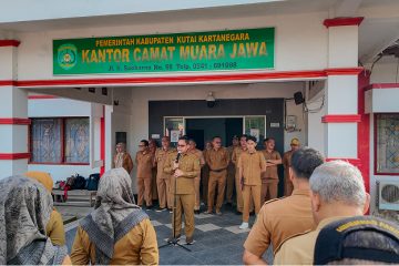 Muara Jawa, Senin 19 Januari 2026 — Pemerintah Kecamatan Muara Jawa kembali melaksanakan Apel Pagi Senin yang diikuti oleh seluruh Aparatur Sipil Negara (ASN), Pegawai Pemerintah dengan Perjanjian Kerja (PPPK), serta pegawai non-ASN di lingkungan Pemerintah Kecamatan Muara Jawa. Apel yang berlangsung di halaman Kantor Kecamatan Muara Jawa ini berjalan dengan tertib dan khidmat serta menjadi momentum penting dalam penyampaian arahan pimpinan terkait agenda strategis pemerintahan dan pembangunan. Pada apel pagi kali ini, yang bertindak sebagai Pembina Apel adalah Camat Muara Jawa, Muhammad Ramli, S.E., M.M. Dalam sambutannya, Camat Muara Jawa menyampaikan sejumlah penekanan penting, khususnya terkait pelaksanaan Musyawarah Perencanaan Pembangunan (Musrenbang) di tingkat kelurahan serta kesiapan aparatur dalam menghadapi pendampingan review utang bersama Inspektorat Kabupaten Kutai Kartanegara.