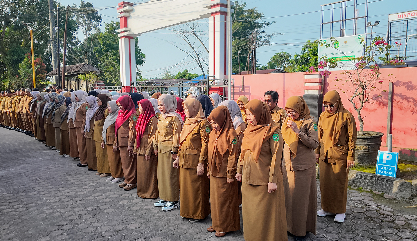 APEL SENIN : CAMAT MUARA JAWA TEKANKAN PENINGKATAN KOMPETENSI ASN SERTA KESIAPAN KECAMATAN MUARA JAWA SEBAGAI TUAN RUMAH MTQ KABUPATEN TAHUN 2026 7 DJI 20260126080919 0021 D 1