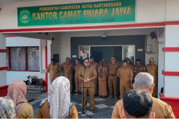 Muara Jawa, Senin 26 Januari 2026 — Pemerintah Kecamatan Muara Jawa kembali melaksanakan kegiatan rutin Apel Senin Pagi yang bertempat di halaman Kantor Kecamatan Muara Jawa. Apel tersebut diikuti oleh seluruh Aparatur Sipil Negara (ASN) serta Pegawai Pemerintah dengan Perjanjian Kerja (PPPK) yang bertugas di lingkungan Pemerintah Kecamatan Muara Jawa. Kegiatan apel berlangsung dengan tertib, khidmat, dan penuh semangat sebagai wujud komitmen aparatur pemerintah dalam menjalankan tugas dan fungsi pelayanan publik. Pada kesempatan kali ini, Camat Muara Jawa secara langsung bertindak sebagai pembina apel. Dalam amanatnya, beliau menyampaikan sejumlah arahan strategis yang menitikberatkan pada peningkatan kualitas sumber daya manusia aparatur, sikap adaptif dalam menghadapi perubahan, serta kesiapan Kecamatan Muara Jawa dalam menyambut pelaksanaan Musabaqah Tilawatil Qur’an (MTQ) tingkat Kabupaten Kutai Kartanegara yang direncanakan akan dilaksanakan di Kecamatan Muara Jawa pada bulan Agustus 2026 mendatang.
