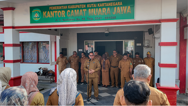 APEL SENIN : CAMAT MUARA JAWA TEKANKAN PENINGKATAN KOMPETENSI ASN SERTA KESIAPAN KECAMATAN MUARA JAWA SEBAGAI TUAN RUMAH MTQ KABUPATEN TAHUN 2026