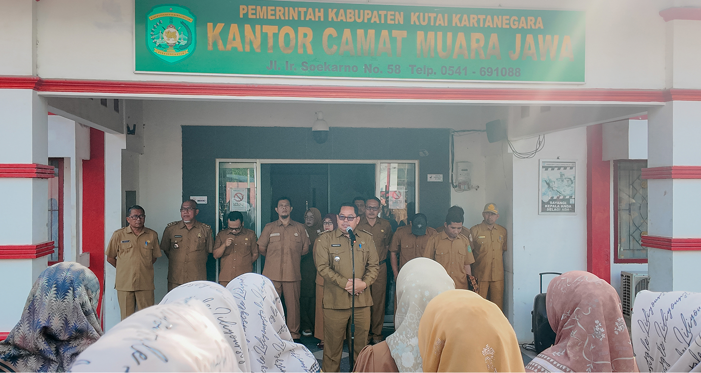 APEL SENIN : CAMAT MUARA JAWA TEKANKAN PENINGKATAN KOMPETENSI ASN SERTA KESIAPAN KECAMATAN MUARA JAWA SEBAGAI TUAN RUMAH MTQ KABUPATEN TAHUN 2026 1 Muara Jawa, Senin 26 Januari 2026 — Pemerintah Kecamatan Muara Jawa kembali melaksanakan kegiatan rutin Apel Senin Pagi yang bertempat di halaman Kantor Kecamatan Muara Jawa. Apel tersebut diikuti oleh seluruh Aparatur Sipil Negara (ASN) serta Pegawai Pemerintah dengan Perjanjian Kerja (PPPK) yang bertugas di lingkungan Pemerintah Kecamatan Muara Jawa. Kegiatan apel berlangsung dengan tertib, khidmat, dan penuh semangat sebagai wujud komitmen aparatur pemerintah dalam menjalankan tugas dan fungsi pelayanan publik.
Pada kesempatan kali ini, Camat Muara Jawa secara langsung bertindak sebagai pembina apel. Dalam amanatnya, beliau menyampaikan sejumlah arahan strategis yang menitikberatkan pada peningkatan kualitas sumber daya manusia aparatur, sikap adaptif dalam menghadapi perubahan, serta kesiapan Kecamatan Muara Jawa dalam menyambut pelaksanaan Musabaqah Tilawatil Qur’an (MTQ) tingkat Kabupaten Kutai Kartanegara yang direncanakan akan dilaksanakan di Kecamatan Muara Jawa pada bulan Agustus 2026 mendatang.