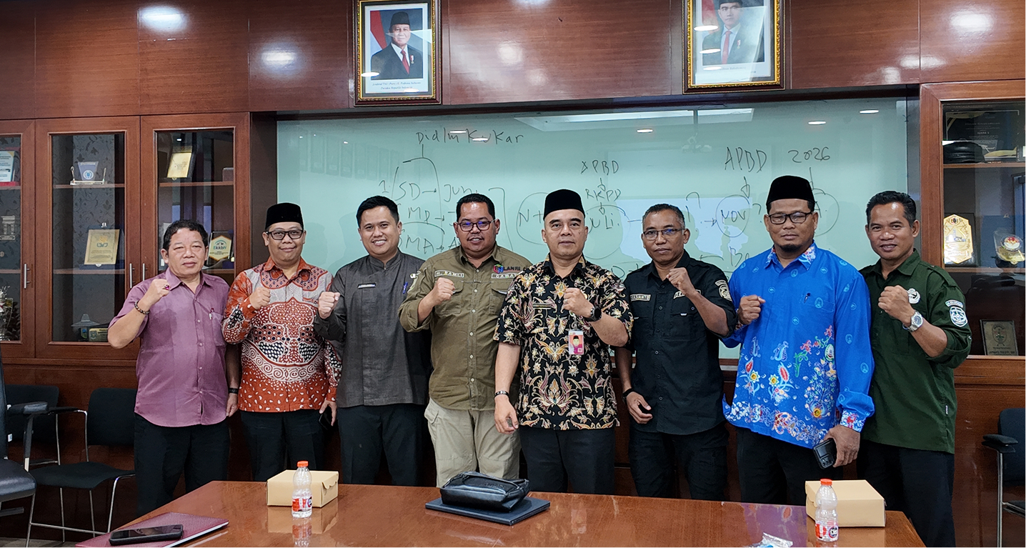 Muara Jawa, Kamis 29 Januari 2026 - Pemerintah Kecamatan Muara Jawa terus menunjukkan komitmennya dalam mendukung dan menyukseskan agenda keagamaan berskala daerah, khususnya pelaksanaan Musabaqah Tilawatil Qur’an (MTQ) ke-47 Tingkat Kabupaten Kutai Kartanegara Tahun 2026. Sebagai bentuk keseriusan tersebut, pada Kamis, 29 Januari 2026, Pemerintah Kecamatan Muara Jawa menggelar rapat koordinasi yang dilaksanakan di ruang rapat Kantor Sekretariat Daerah Kabupaten Kutai Kartanegara.

Rapat ini dihadiri langsung oleh Bapak Camat Muara Jawa dan Bapak Sekretaris Camat (Sekcam), serta melibatkan pihak-pihak terkait yang memiliki peran penting dalam perencanaan dan pelaksanaan kegiatan MTQ tingkat kabupaten. Rapat koordinasi ini menjadi langkah awal yang strategis dalam rangka mempersiapkan seluruh aspek pelaksanaan MTQ, mengingat Kecamatan Muara Jawa dipercaya sebagai tuan rumah penyelenggaraan MTQ ke-47 Tahun 2026.