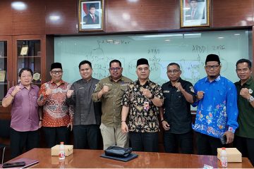 Muara Jawa, Kamis 29 Januari 2026 - Pemerintah Kecamatan Muara Jawa terus menunjukkan komitmennya dalam mendukung dan menyukseskan agenda keagamaan berskala daerah, khususnya pelaksanaan Musabaqah Tilawatil Qur’an (MTQ) ke-47 Tingkat Kabupaten Kutai Kartanegara Tahun 2026. Sebagai bentuk keseriusan tersebut, pada Kamis, 29 Januari 2026, Pemerintah Kecamatan Muara Jawa menggelar rapat koordinasi yang dilaksanakan di ruang rapat Kantor Sekretariat Daerah Kabupaten Kutai Kartanegara. Rapat ini dihadiri langsung oleh Bapak Camat Muara Jawa dan Bapak Sekretaris Camat (Sekcam), serta melibatkan pihak-pihak terkait yang memiliki peran penting dalam perencanaan dan pelaksanaan kegiatan MTQ tingkat kabupaten. Rapat koordinasi ini menjadi langkah awal yang strategis dalam rangka mempersiapkan seluruh aspek pelaksanaan MTQ, mengingat Kecamatan Muara Jawa dipercaya sebagai tuan rumah penyelenggaraan MTQ ke-47 Tahun 2026.
