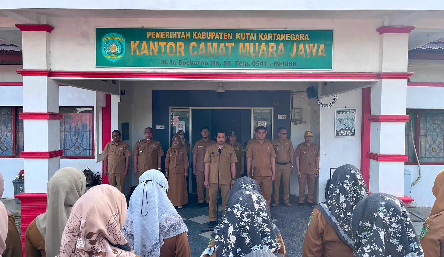 Muara Jawa, Senin, 12 Januari 2026 — Pemerintah Kecamatan Muara Jawa melaksanakan Apel Pagi Senin, bertempat di halaman Kantor Kecamatan Muara Jawa. Apel pagi ini diikuti oleh seluruh Aparatur Sipil Negara (ASN), Pegawai Pemerintah dengan Perjanjian Kerja (PPPK), serta pegawai non-ASN di lingkungan Pemerintah Kecamatan Muara Jawa. Kegiatan apel pagi merupakan agenda rutin yang memiliki peran strategis dalam membangun disiplin, memperkuat koordinasi, serta menyampaikan arahan pimpinan terkait pelaksanaan tugas pemerintahan dan pelayanan publik.

Pada apel pagi kali ini, yang bertindak sebagai Pembina Apel sekaligus pemberi sambutan adalah Kepala Seksi Pemerintahan Kecamatan Muara Jawa, Samsul Bahri, S.E. Apel berlangsung dengan tertib dan khidmat, mencerminkan komitmen aparatur kecamatan dalam menjalankan tugas dan tanggung jawab sesuai dengan peraturan perundang-undangan serta prinsip tata kelola pemerintahan yang baik.