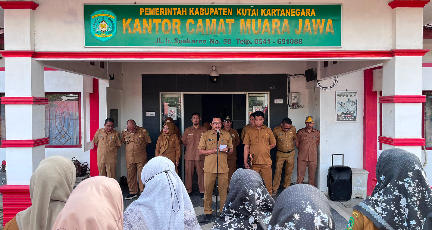 Muara Jawa, Senin, 12 Januari 2026 — Pemerintah Kecamatan Muara Jawa melaksanakan Apel Pagi Senin, bertempat di halaman Kantor Kecamatan Muara Jawa. Apel pagi ini diikuti oleh seluruh Aparatur Sipil Negara (ASN), Pegawai Pemerintah dengan Perjanjian Kerja (PPPK), serta pegawai non-ASN di lingkungan Pemerintah Kecamatan Muara Jawa. Kegiatan apel pagi merupakan agenda rutin yang memiliki peran strategis dalam membangun disiplin, memperkuat koordinasi, serta menyampaikan arahan pimpinan terkait pelaksanaan tugas pemerintahan dan pelayanan publik.

Pada apel pagi kali ini, yang bertindak sebagai Pembina Apel sekaligus pemberi sambutan adalah Kepala Seksi Pemerintahan Kecamatan Muara Jawa, Samsul Bahri, S.E. Apel berlangsung dengan tertib dan khidmat, mencerminkan komitmen aparatur kecamatan dalam menjalankan tugas dan tanggung jawab sesuai dengan peraturan perundang-undangan serta prinsip tata kelola pemerintahan yang baik.