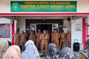 Muara Jawa, Senin, 12 Januari 2026 — Pemerintah Kecamatan Muara Jawa melaksanakan Apel Pagi Senin, bertempat di halaman Kantor Kecamatan Muara Jawa. Apel pagi ini diikuti oleh seluruh Aparatur Sipil Negara (ASN), Pegawai Pemerintah dengan Perjanjian Kerja (PPPK), serta pegawai non-ASN di lingkungan Pemerintah Kecamatan Muara Jawa. Kegiatan apel pagi merupakan agenda rutin yang memiliki peran strategis dalam membangun disiplin, memperkuat koordinasi, serta menyampaikan arahan pimpinan terkait pelaksanaan tugas pemerintahan dan pelayanan publik. Pada apel pagi kali ini, yang bertindak sebagai Pembina Apel sekaligus pemberi sambutan adalah Kepala Seksi Pemerintahan Kecamatan Muara Jawa, Samsul Bahri, S.E. Apel berlangsung dengan tertib dan khidmat, mencerminkan komitmen aparatur kecamatan dalam menjalankan tugas dan tanggung jawab sesuai dengan peraturan perundang-undangan serta prinsip tata kelola pemerintahan yang baik.