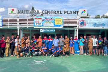 Muara Jawa, Selasa 20 Januari 2026 - Dalam rangka mempererat hubungan kerja sama dan silaturahmi dengan para pemangku kepentingan di wilayah operasionalnya, PT Pertamina Hulu Sanga Sanga (PHSS) menyelenggarakan kegiatan Olahraga Persahabatan Mini Soccer bersama unsur Forum Koordinasi Pimpinan Kecamatan (Forkopimcam) Muara Jawa. Kegiatan ini dilaksanakan pada Selasa, 20 Januari 2026, bertempat di Lapangan Mini Soccer Mutiara, dan dimulai pada pukul 15.00 WITA hingga selesai. Kegiatan olahraga persahabatan ini merupakan salah satu bentuk komitmen PT PHSS dalam membangun hubungan yang harmonis, sinergis, dan berkelanjutan dengan pemerintah kecamatan serta aparat keamanan di wilayah Kecamatan Muara Jawa. Melalui pendekatan kebersamaan yang bersifat nonformal, diharapkan terjalin komunikasi yang semakin baik serta kerja sama lintas sektor yang lebih solid.