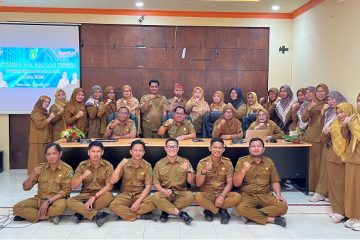 Muara Jawa, Senin, 5 Januari 2026 — Pemerintah Kecamatan Muara Jawa melaksanakan kegiatan Monitoring dan Evaluasi (Monev) Kinerja Pemerintah Kecamatan Muara Jawa Tahun 2025, bertempat di Gedung Asta Brata Kantor Kecamatan Muara Jawa. Kegiatan ini merupakan bagian dari upaya berkelanjutan dalam meningkatkan akuntabilitas, efektivitas, dan kualitas kinerja aparatur pemerintah kecamatan dalam penyelenggaraan pemerintahan serta pelayanan publik kepada masyarakat. Monitoring dan evaluasi kinerja menjadi instrumen penting dalam memastikan bahwa pelaksanaan tugas dan fungsi perangkat kecamatan berjalan sesuai dengan perencanaan, ketentuan peraturan perundang-undangan, serta target kinerja yang telah ditetapkan. Melalui kegiatan ini, Pemerintah Kecamatan Muara Jawa berupaya melakukan penilaian secara objektif terhadap capaian kinerja sepanjang Tahun 2025.