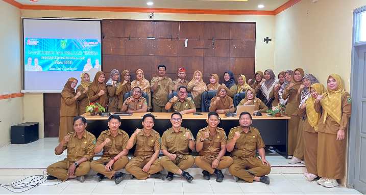 Muara Jawa, Senin, 5 Januari 2026 — Pemerintah Kecamatan Muara Jawa melaksanakan kegiatan Monitoring dan Evaluasi (Monev) Kinerja Pemerintah Kecamatan Muara Jawa Tahun 2025, bertempat di Gedung Asta Brata Kantor Kecamatan Muara Jawa. Kegiatan ini merupakan bagian dari upaya berkelanjutan dalam meningkatkan akuntabilitas, efektivitas, dan kualitas kinerja aparatur pemerintah kecamatan dalam penyelenggaraan pemerintahan serta pelayanan publik kepada masyarakat.

Monitoring dan evaluasi kinerja menjadi instrumen penting dalam memastikan bahwa pelaksanaan tugas dan fungsi perangkat kecamatan berjalan sesuai dengan perencanaan, ketentuan peraturan perundang-undangan, serta target kinerja yang telah ditetapkan. Melalui kegiatan ini, Pemerintah Kecamatan Muara Jawa berupaya melakukan penilaian secara objektif terhadap capaian kinerja sepanjang Tahun 2025.