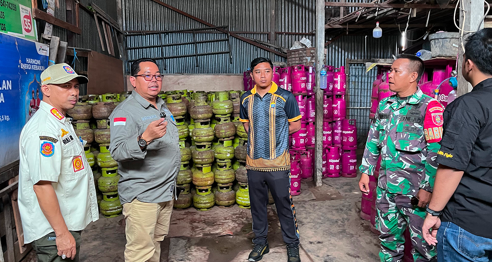 Muara Jawa, Jumat 30 Januari 2026 — Pemerintah Kecamatan Muara Jawa melaksanakan inspeksi mendadak (sidak) terhadap distribusi dan ketersediaan Gas LPG 3 Kilogram (Kg) bersubsidi di wilayah Kecamatan Muara Jawa. Kegiatan ini dipimpin langsung oleh Camat Muara Jawa bersama Kapolsek Muara Jawa serta Babinsa setempat. Sidak dilakukan sebagai bentuk respons cepat pemerintah terhadap keluhan masyarakat terkait kelangkaan Gas LPG 3 Kg atau yang dikenal dengan sebutan gas melon.

Dalam beberapa waktu terakhir, masyarakat di Kecamatan Muara Jawa mengeluhkan sulitnya memperoleh Gas LPG 3 Kg di pangkalan maupun pengecer. Bahkan, di beberapa titik, gas bersubsidi tersebut dilaporkan kosong atau hanya tersedia dalam jumlah sangat terbatas. Kondisi ini tentu berdampak pada aktivitas rumah tangga dan pelaku usaha mikro yang sangat bergantung pada gas LPG bersubsidi untuk kebutuhan sehari-hari.