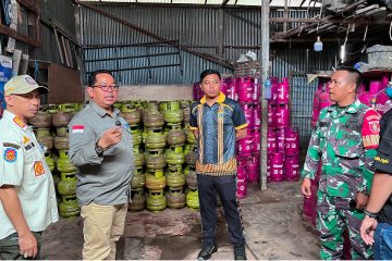 Muara Jawa, Jumat 30 Januari 2026 — Pemerintah Kecamatan Muara Jawa melaksanakan inspeksi mendadak (sidak) terhadap distribusi dan ketersediaan Gas LPG 3 Kilogram (Kg) bersubsidi di wilayah Kecamatan Muara Jawa. Kegiatan ini dipimpin langsung oleh Camat Muara Jawa bersama Kapolsek Muara Jawa serta Babinsa setempat. Sidak dilakukan sebagai bentuk respons cepat pemerintah terhadap keluhan masyarakat terkait kelangkaan Gas LPG 3 Kg atau yang dikenal dengan sebutan gas melon. Dalam beberapa waktu terakhir, masyarakat di Kecamatan Muara Jawa mengeluhkan sulitnya memperoleh Gas LPG 3 Kg di pangkalan maupun pengecer. Bahkan, di beberapa titik, gas bersubsidi tersebut dilaporkan kosong atau hanya tersedia dalam jumlah sangat terbatas. Kondisi ini tentu berdampak pada aktivitas rumah tangga dan pelaku usaha mikro yang sangat bergantung pada gas LPG bersubsidi untuk kebutuhan sehari-hari.