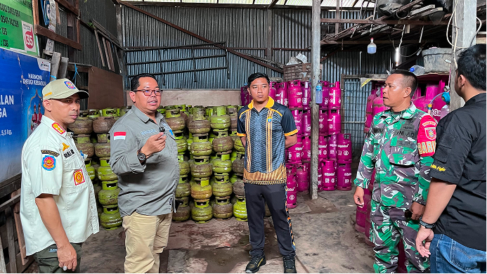 RESPON KELANGKAAN GAS LPG 3 KG, CAMAT MUARA JAWA BERSAMA KAPOLSEK DAN BABINSA TINJAU LANGSUNG PANGKALAN