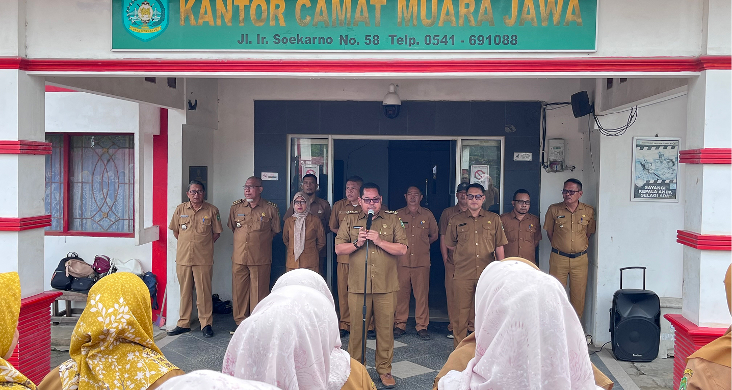 Muara Jawa, Senin, 5 Januari 2026 — Pemerintah Kecamatan Muara Jawa melaksanakan Apel Pagi yang diikuti oleh seluruh aparatur sipil negara (ASN) dan Non-ASN di lingkungan Kantor Kecamatan Muara Jawa. Apel pagi ini menjadi agenda rutin sekaligus momentum penting untuk mengawali pelaksanaan tugas pemerintahan di tahun 2026 dengan semangat baru, kedisiplinan, serta komitmen peningkatan kinerja pelayanan publik.

Apel pagi dipimpin langsung oleh Camat Muara Jawa, Muhammad Ramli, SE, M.M, yang dalam amanatnya menyampaikan sejumlah arahan strategis terkait situasi wilayah pascaperayaan tahun baru, evaluasi kinerja aparatur, serta rencana pelaksanaan monitoring dan evaluasi (MONEV) kinerja kecamatan dan kelurahan.