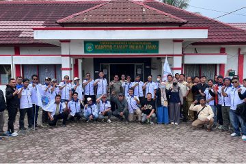 Muara Jawa, Selasa 6 Januari 2026 — Serikat Pekerja Logam Kabupaten Kutai Kartanegara menyampaikan aspirasi melalui kegiatan aksi demonstrasi terkait kebijakan kenaikan Upah Minimum Kabupaten (UMK) Kutai Kartanegara Tahun 2026 yang telah ditetapkan sebesar Rp3.991.797. Aksi tersebut dilakukan sebagai bentuk penyampaian pendapat di muka umum oleh para pekerja dan buruh yang berharap agar perusahaan dapat menyesuaikan upah mereka sesuai dengan ketentuan UMK yang berlaku. Aksi demonstrasi ini dilaksanakan secara terbuka dan terorganisir, dengan membawa spanduk serta selebaran yang berisi tuntutan dan aspirasi pekerja. Para peserta aksi menyuarakan bahwa kenaikan UMK Kabupaten Kutai Kartanegara merupakan hak normatif pekerja dan buruh yang perlu diperhatikan serta dilaksanakan oleh perusahaan tempat mereka bekerja.