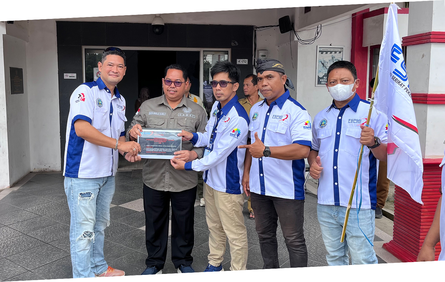 Muara Jawa, Selasa 6 Januari 2026 — Serikat Pekerja Logam Kabupaten Kutai Kartanegara menyampaikan aspirasi melalui kegiatan aksi demonstrasi terkait kebijakan kenaikan Upah Minimum Kabupaten (UMK) Kutai Kartanegara Tahun 2026 yang telah ditetapkan sebesar Rp3.991.797. Aksi tersebut dilakukan sebagai bentuk penyampaian pendapat di muka umum oleh para pekerja dan buruh yang berharap agar perusahaan dapat menyesuaikan upah mereka sesuai dengan ketentuan UMK yang berlaku.

Aksi demonstrasi ini dilaksanakan secara terbuka dan terorganisir, dengan membawa spanduk serta selebaran yang berisi tuntutan dan aspirasi pekerja. Para peserta aksi menyuarakan bahwa kenaikan UMK Kabupaten Kutai Kartanegara merupakan hak normatif pekerja dan buruh yang perlu diperhatikan serta dilaksanakan oleh perusahaan tempat mereka bekerja.