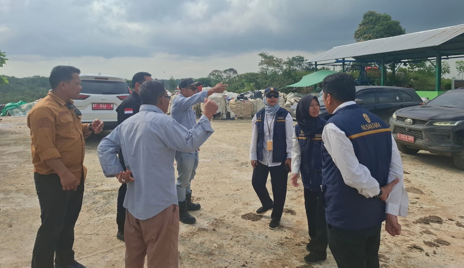 Muara Jawa, Jum'at 27 Februari 2026 – Kecamatan Muara Jawa kembali menjadi perhatian dalam rangkaian pembangunan Ibu Kota Nusantara (IKN). Kepala Otorita Ibu Kota Nusantara, Bapak Basuki Hadimuljono, melakukan kunjungan kerja ke Kecamatan Muara Jawa guna memastikan kesiapan wilayah penyangga, baik dari sisi kondisi geografis maupun ketersediaan fasilitas strategis. Kunjungan ini juga dirangkaikan dengan peninjauan pengelolaan lingkungan oleh Deputi Bidang Lingkungan Hidup dan Sumber Daya Alam Otorita IKN, Ibu Myrna Asnawati Safitri.

Kunjungan ini menjadi momentum penting dalam memperkuat sinergi antara pemerintah pusat, pemerintah daerah, dan pelaku usaha dalam mendukung pembangunan IKN yang berkelanjutan dan berwawasan lingkungan.