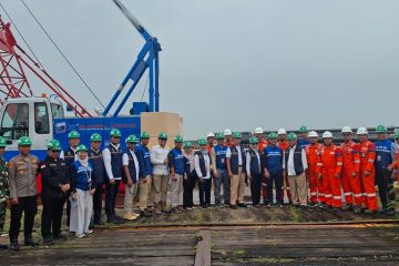 Muara Jawa, Jum'at 27 Februari 2026 – Kecamatan Muara Jawa kembali menjadi perhatian dalam rangkaian pembangunan Ibu Kota Nusantara (IKN). Kepala Otorita Ibu Kota Nusantara, Bapak Basuki Hadimuljono, melakukan kunjungan kerja ke Kecamatan Muara Jawa guna memastikan kesiapan wilayah penyangga, baik dari sisi kondisi geografis maupun ketersediaan fasilitas strategis. Kunjungan ini juga dirangkaikan dengan peninjauan pengelolaan lingkungan oleh Deputi Bidang Lingkungan Hidup dan Sumber Daya Alam Otorita IKN, Ibu Myrna Asnawati Safitri. Kunjungan ini menjadi momentum penting dalam memperkuat sinergi antara pemerintah pusat, pemerintah daerah, dan pelaku usaha dalam mendukung pembangunan IKN yang berkelanjutan dan berwawasan lingkungan.