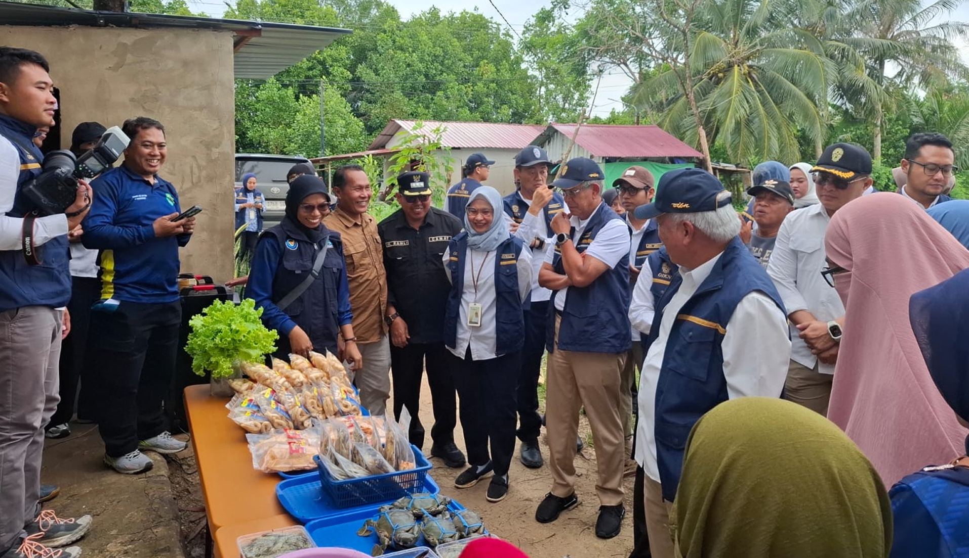 Muara Jawa, Jum'at 27 Februari 2026 – Kecamatan Muara Jawa kembali menjadi perhatian dalam rangkaian pembangunan Ibu Kota Nusantara (IKN). Kepala Otorita Ibu Kota Nusantara, Bapak Basuki Hadimuljono, melakukan kunjungan kerja ke Kecamatan Muara Jawa guna memastikan kesiapan wilayah penyangga, baik dari sisi kondisi geografis maupun ketersediaan fasilitas strategis. Kunjungan ini juga dirangkaikan dengan peninjauan pengelolaan lingkungan oleh Deputi Bidang Lingkungan Hidup dan Sumber Daya Alam Otorita IKN, Ibu Myrna Asnawati Safitri.

Kunjungan ini menjadi momentum penting dalam memperkuat sinergi antara pemerintah pusat, pemerintah daerah, dan pelaku usaha dalam mendukung pembangunan IKN yang berkelanjutan dan berwawasan lingkungan.
